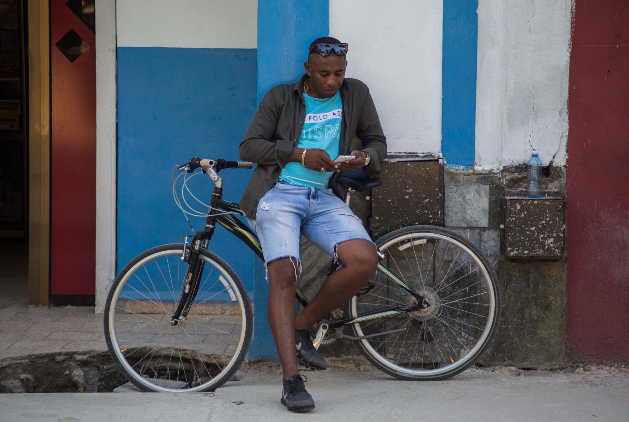 Un hombre navega por Internet en su teléfono inteligente en La Habana, Cuba, el jueves 6 de diciembre de 2018. Por primera vez, los cubanos pueden inscribirse en el servicio de internet 3G para sus teléfonos móviles, con paquetes que van desde los 600 megabytes por aproximadamente $ 7. a cuatro gigabytes por alrededor de $ 30 meses.