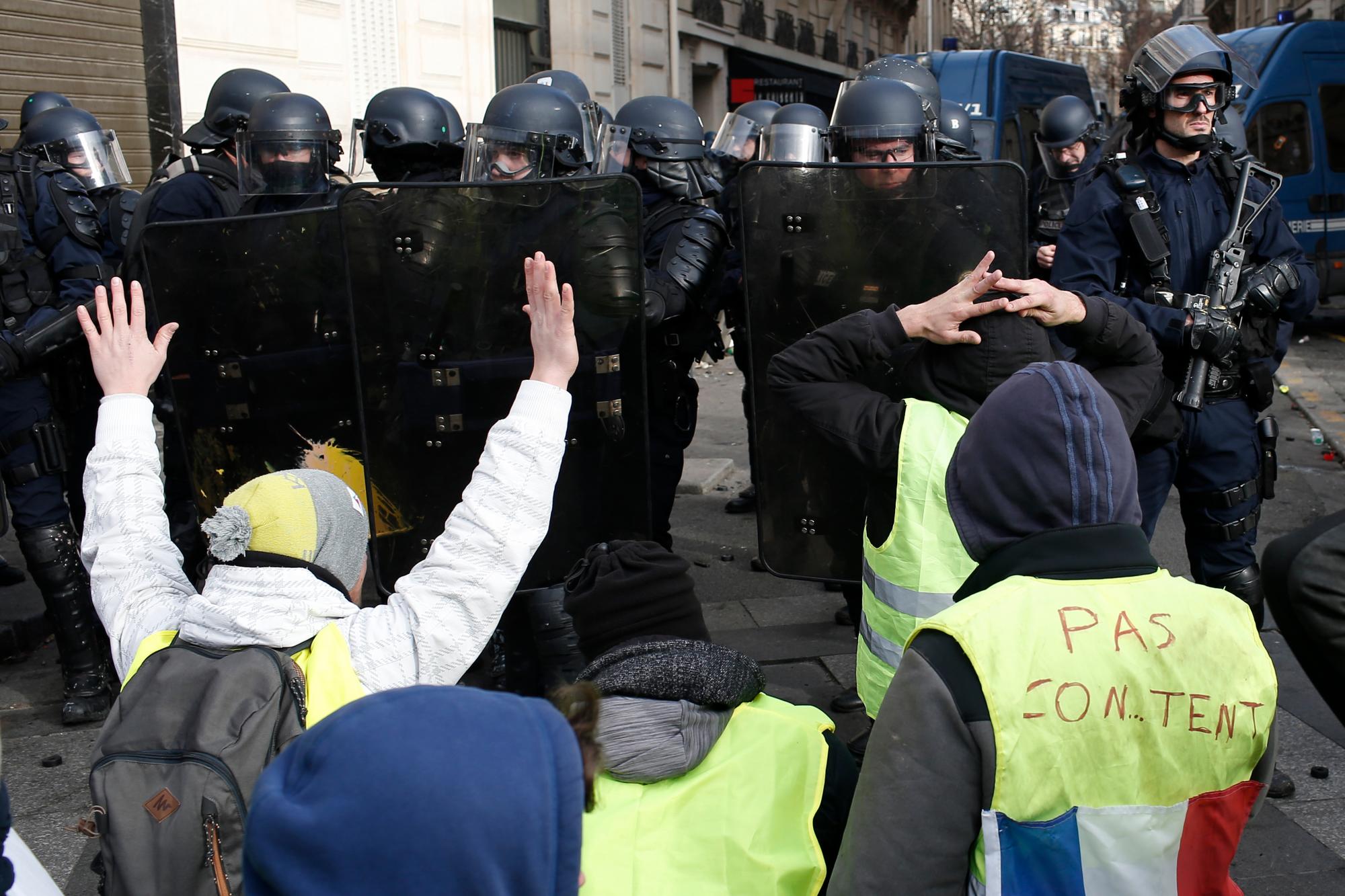 Manifestantes con chalecos amarillos protestan contra altos impuestos en Francia
