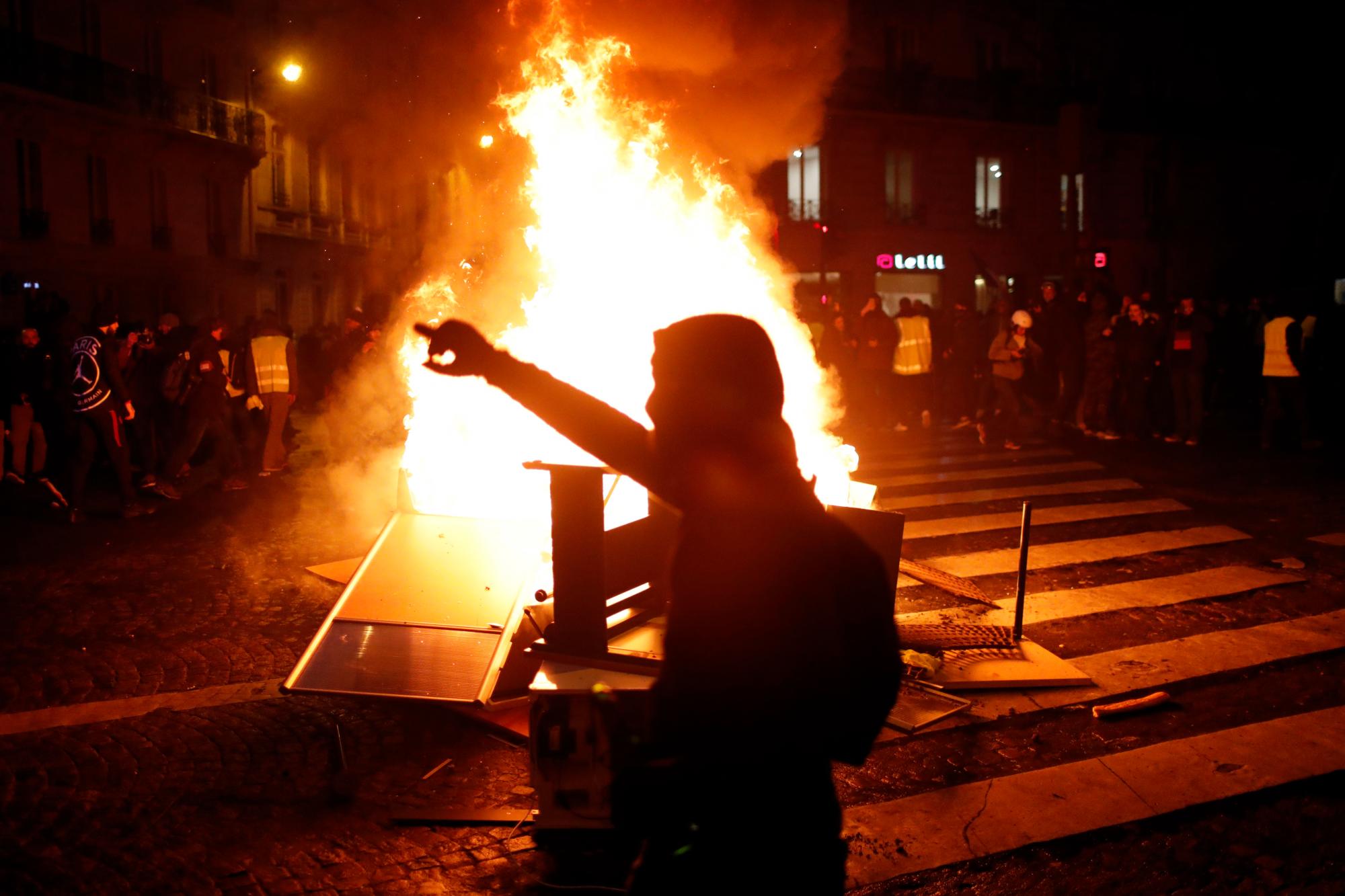 Una barricada ardiente es el punto de reunión de los manifestantes en su avance al palacio Presidencial de Francia.