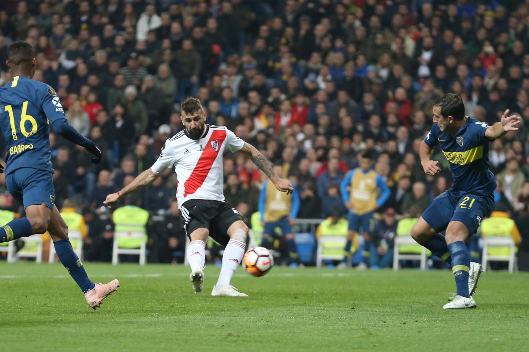 Lucas Prato anota el primer gol de River Plate en medio Wilmar Barrios (izquierda) y Carlos Izquierdoz (derecha) deBoca Juniors en la final de la Copa Libertadores en Madrid, el domingo 9 de diciembre de 2018.