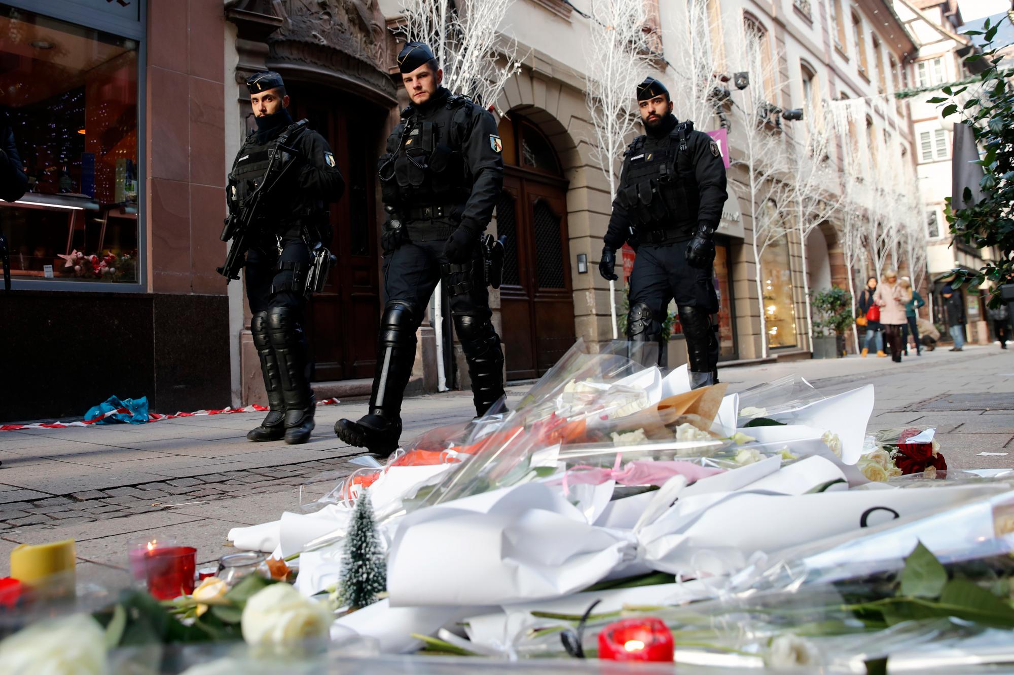 Fuerzas especiales patrullan en la busqueda del sospechoso. Francia lloró con flores y encendió velas en el lugar del ataque cerca de su famoso mercado navideño.