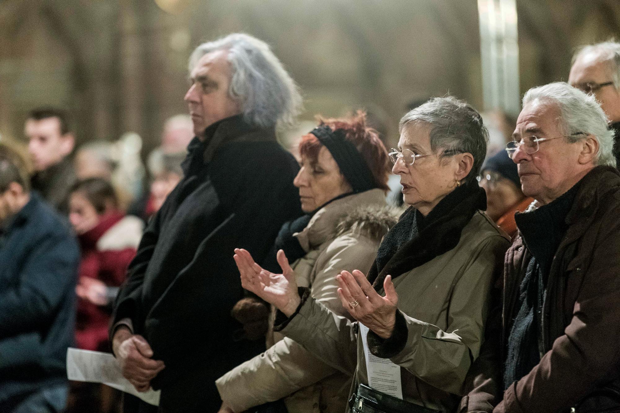 La gente asiste a un servicio religioso en memoria de las víctimas del ataque, en la catedral de Estrasburgo, en el este de Francia.