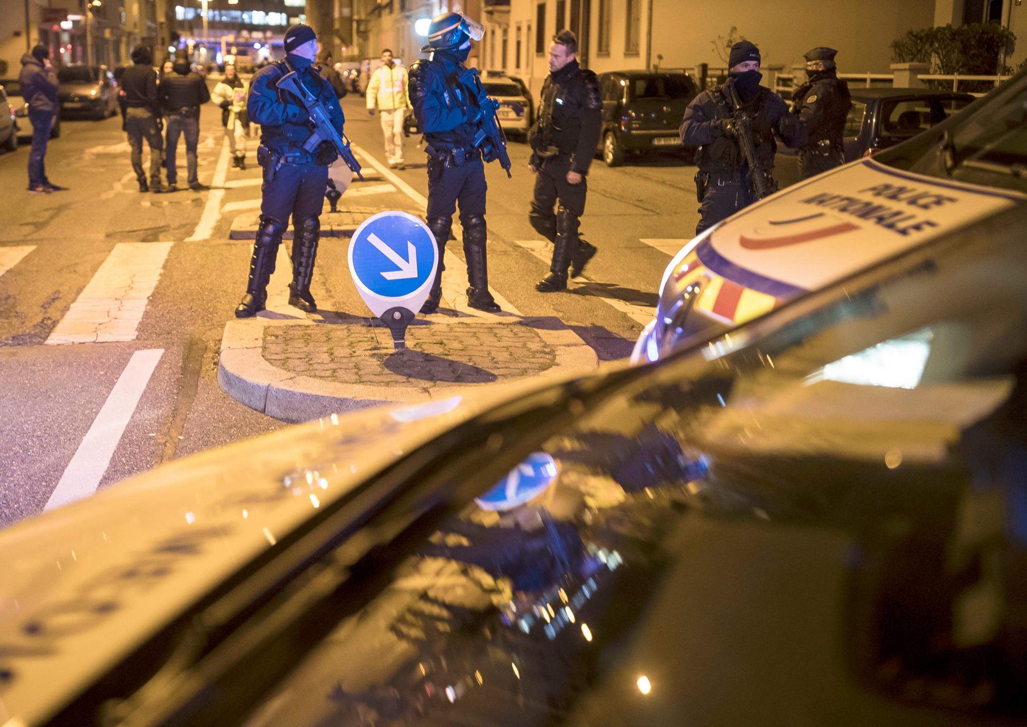 Policías encapuchados bloquean el acceso a Estrasburgo, al este de Francia.