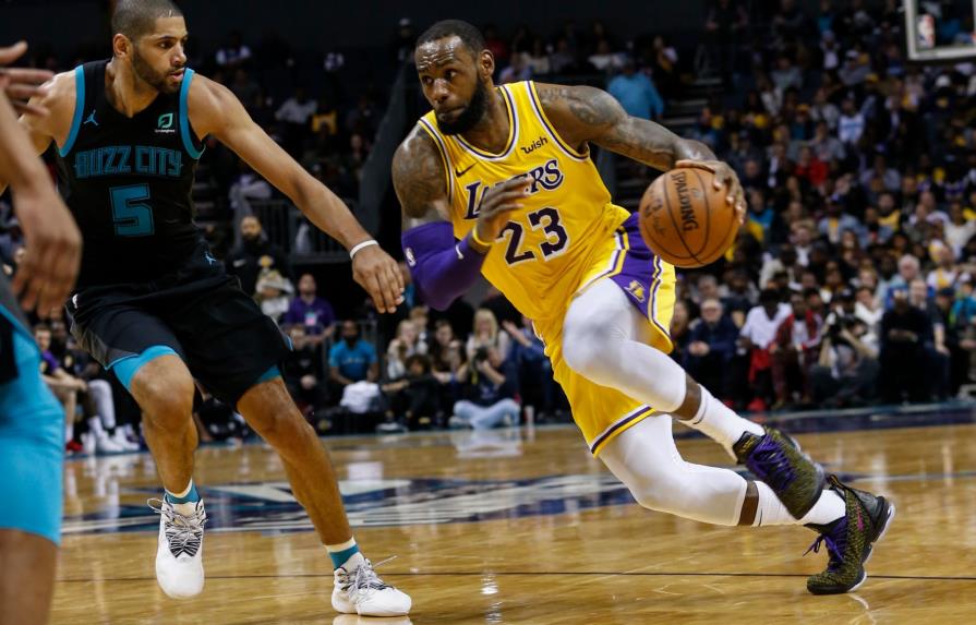 James y Ball logran sendos triples-dobles y Lakers humillan a Hornets