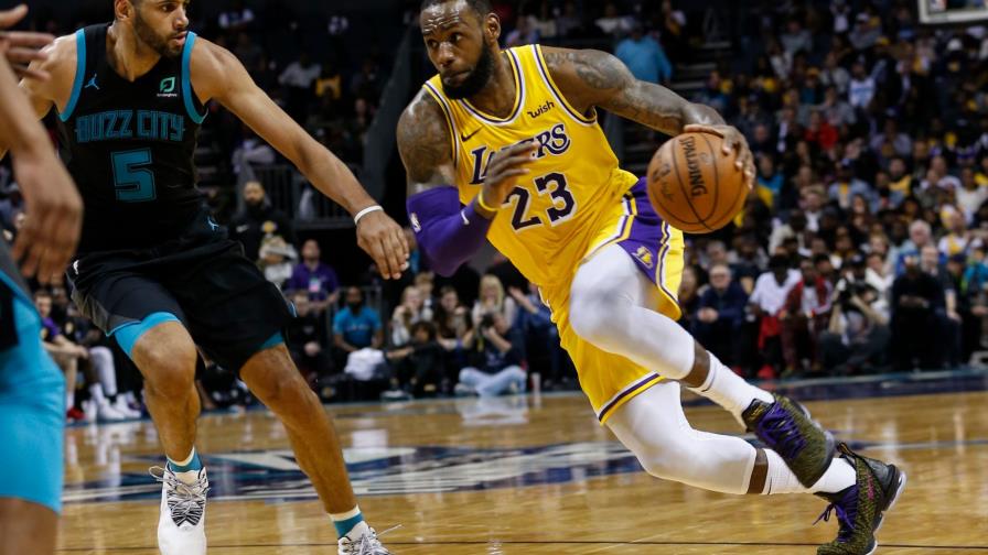 James y Ball logran sendos triples-dobles y Lakers humillan a Hornets
