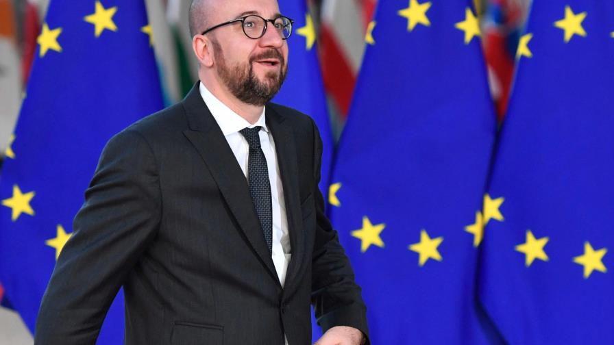 Premier belga renuncia bajo presión por pacto migratorio