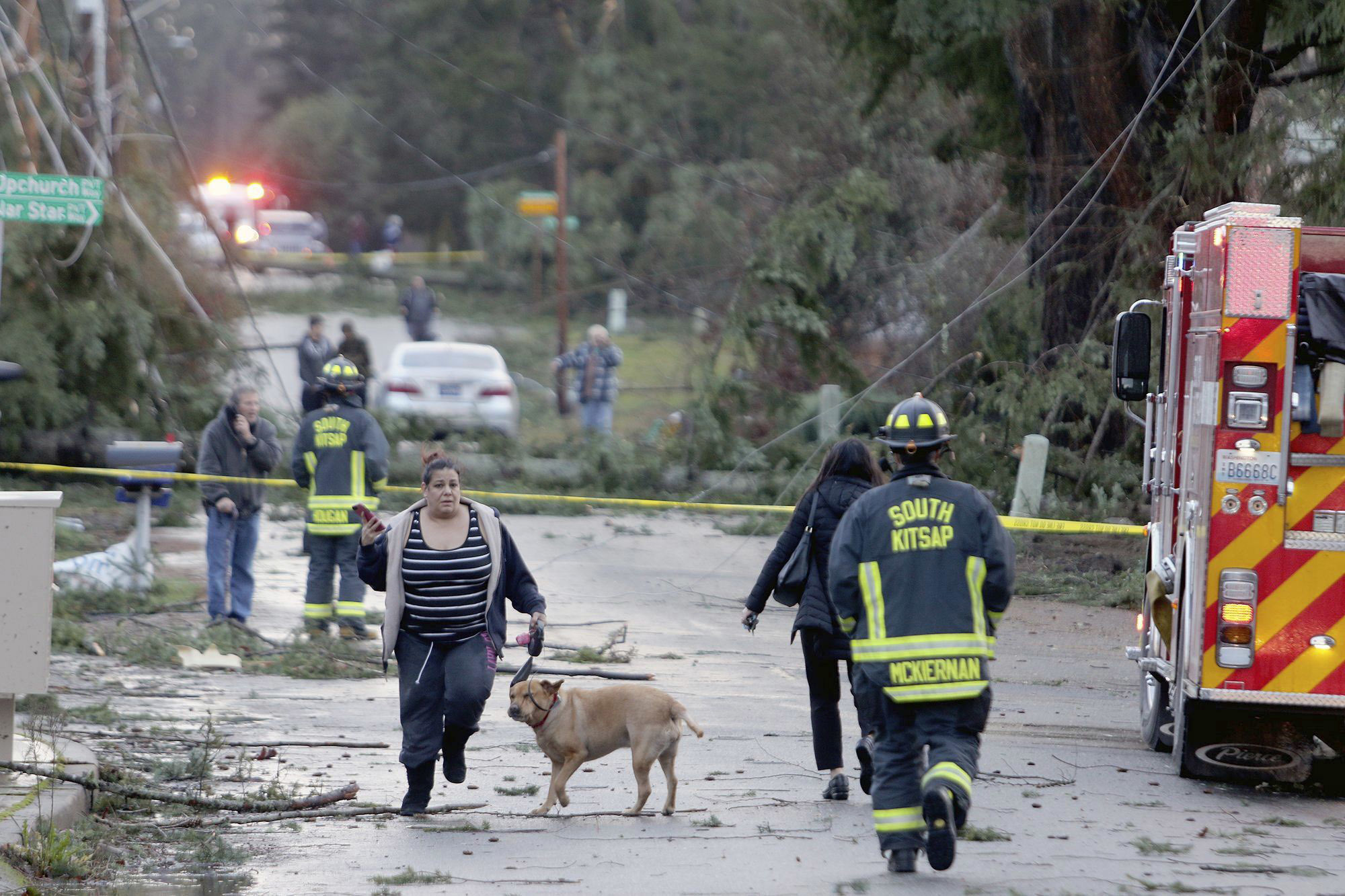 Los residentes y el personal de emergencia en Harris Road en Port Orchard, Washington, después de que un tornado tocara tierra en un suburbio de Seattle, dañando varias casas y derribando árboles.