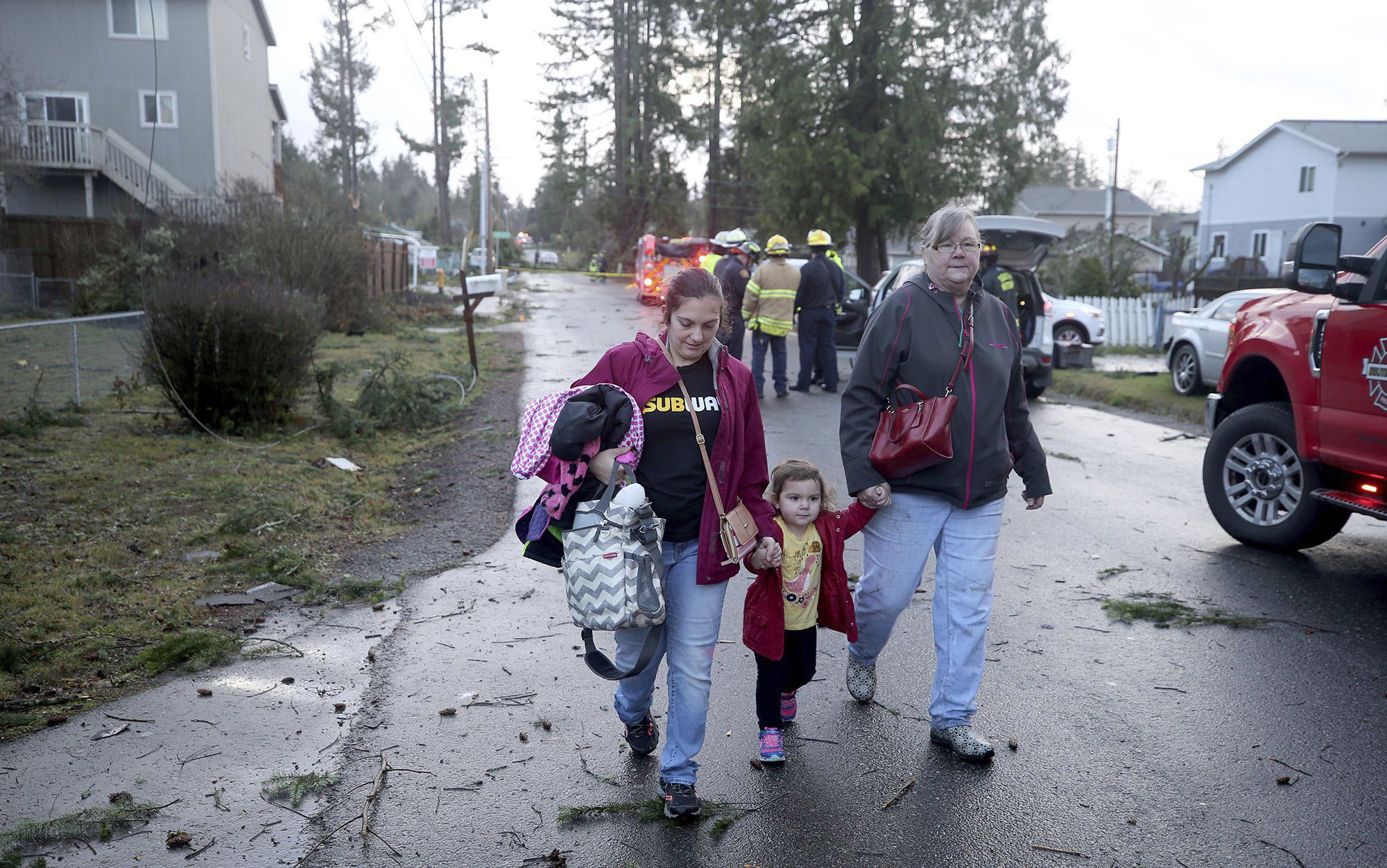 Los habitantes evacuando Port Orchard, Washington, después de que un tornado dañara varias casas y derribado varios árboles.