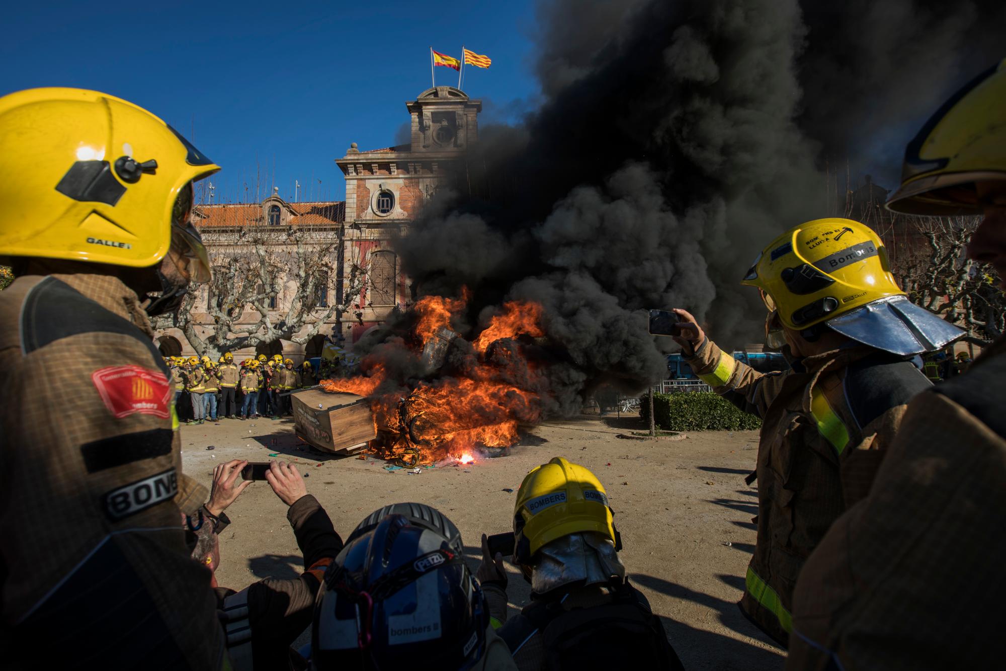 Los bomberos protestan en Barcelona y saltan el cordón policial del Parlament