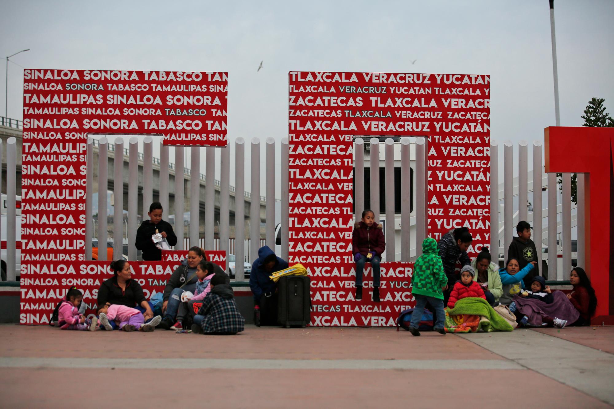 A la espera los migrantes descansan de un largo viaje de casi dos meses de caravana.