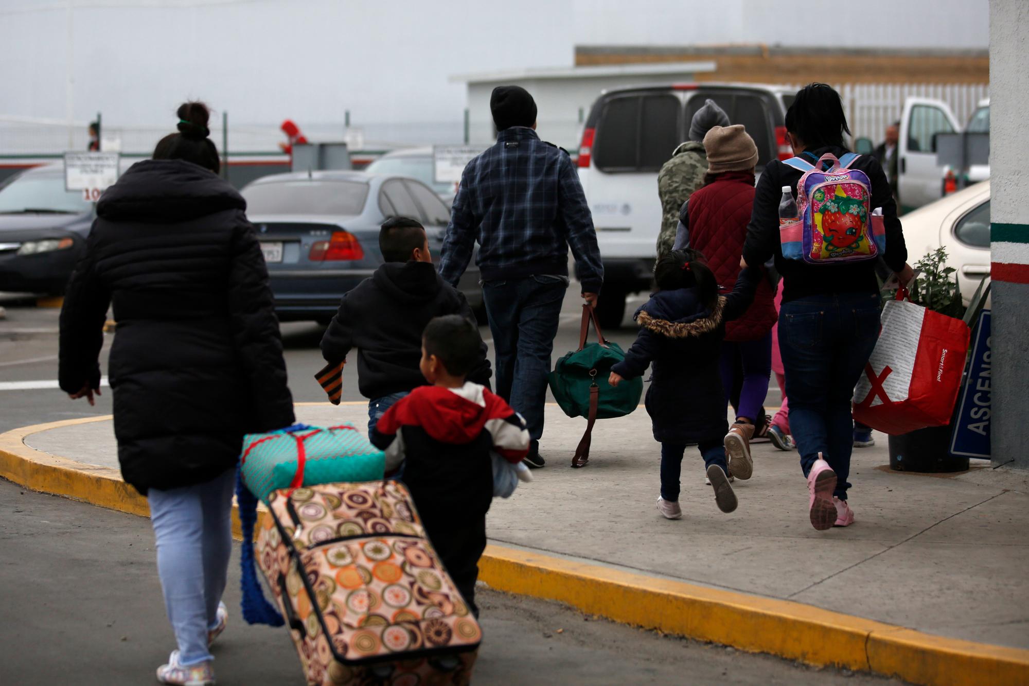 Parte de los migrantes llegan al cruce peatonal del Chaparral en Tijuana, Mexico.