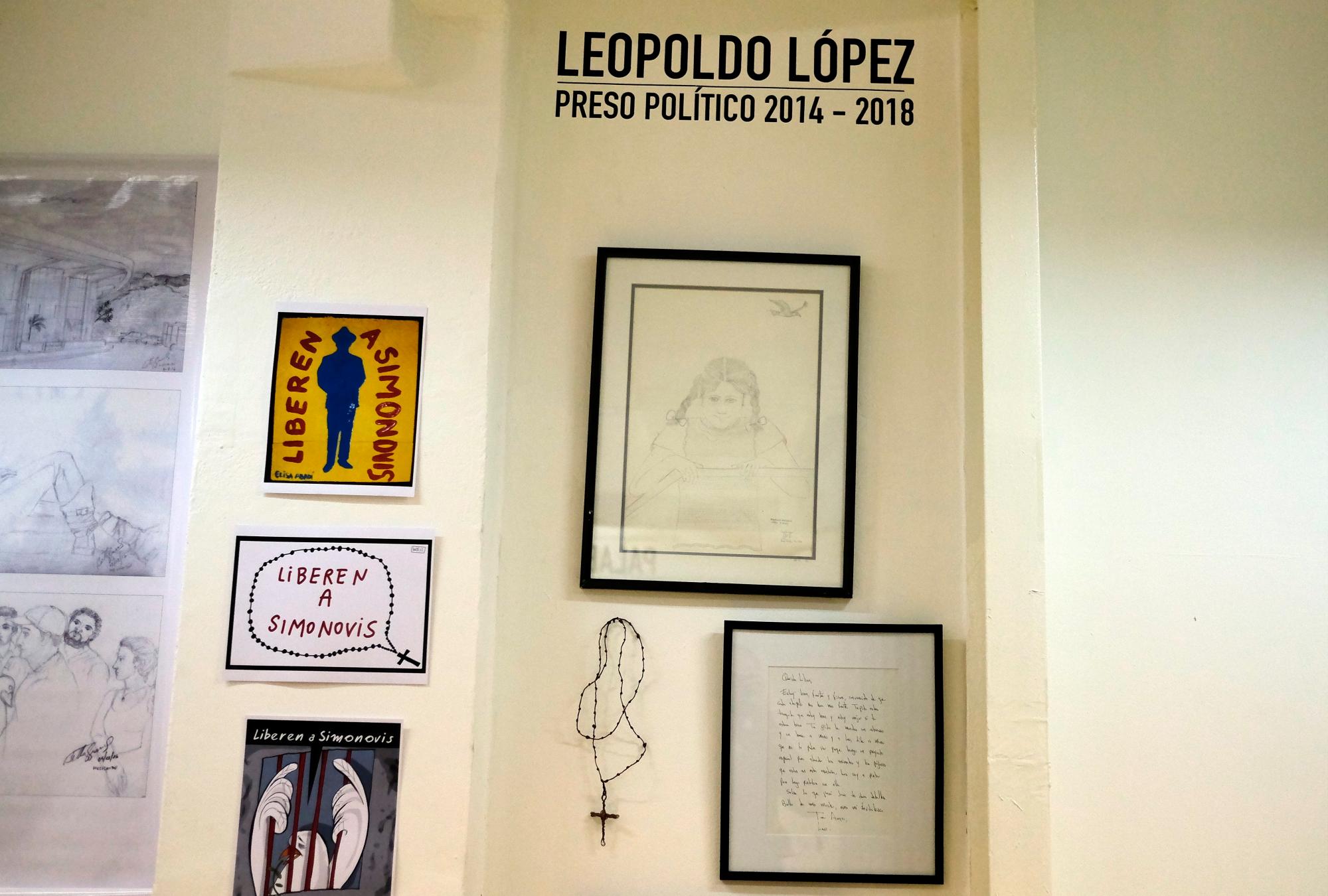 Un mural con algunas de las posesiones del lider politico Leopoldo López