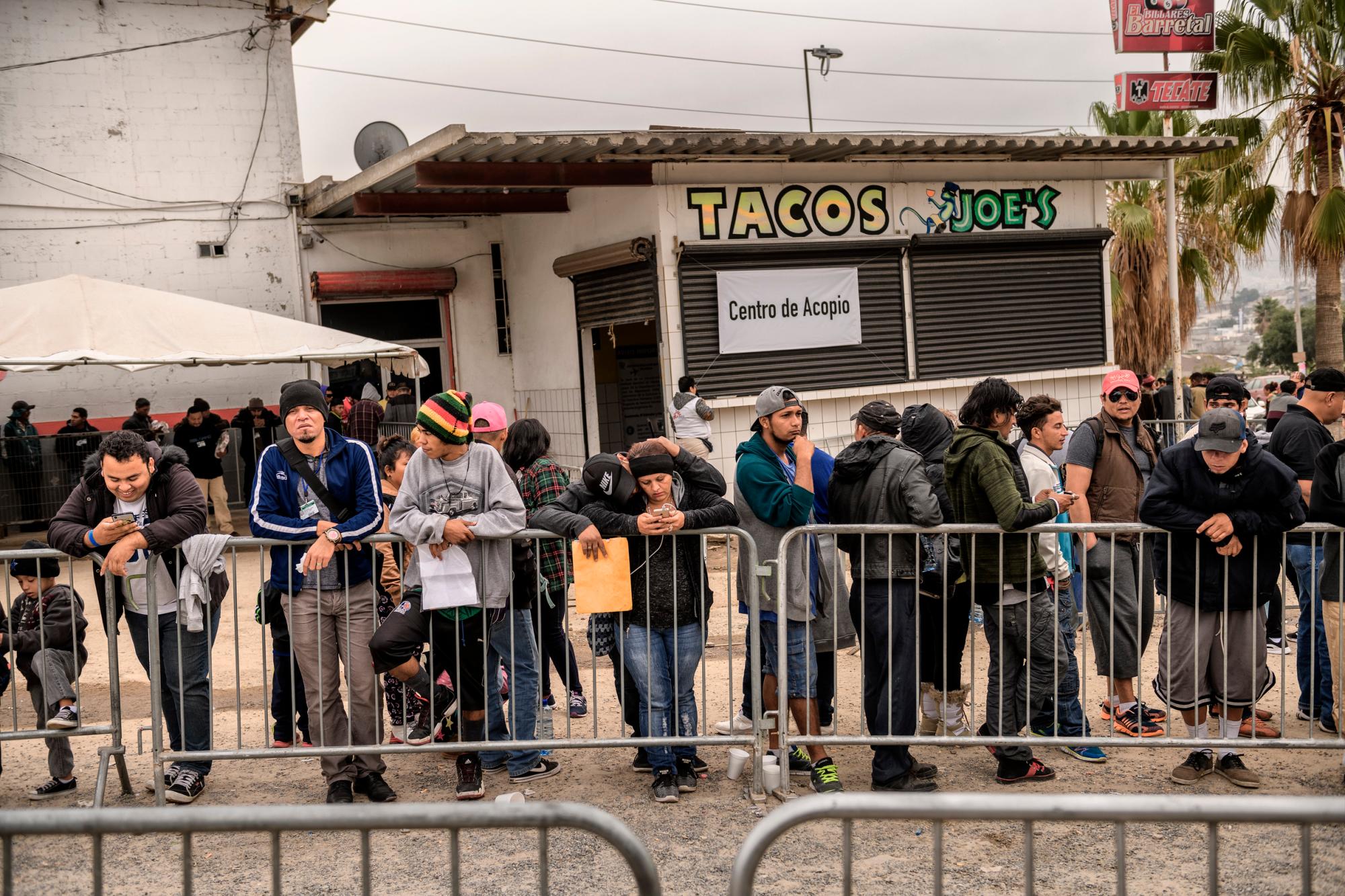 Los migrantes hacen la fila para la entrevista de solicitud de asilo.