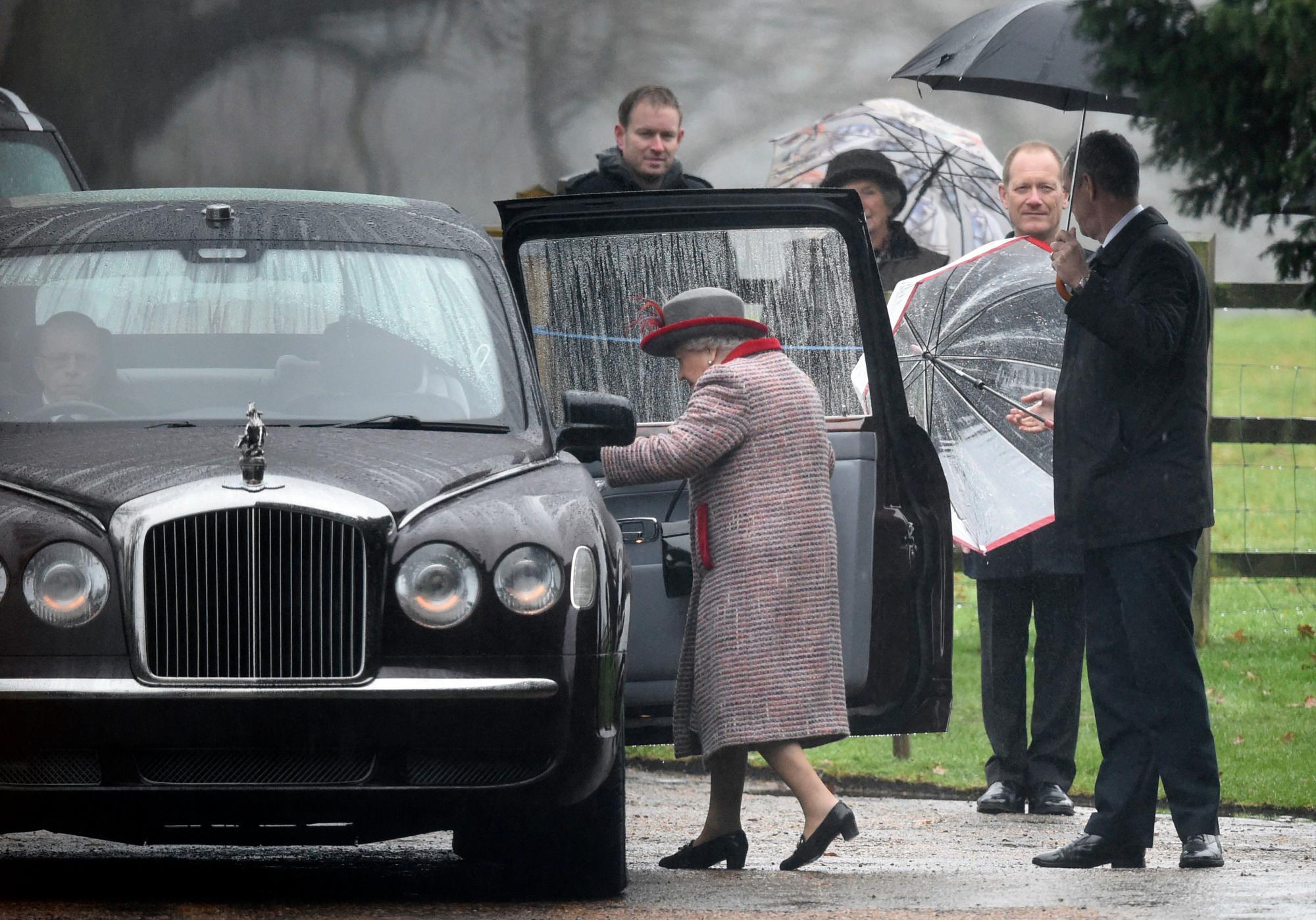 La Reina Isabel de Gran Bretaña al momento de montarse en su vehículo después de asistir al servicio de la iglesia matutina en la iglesia de Santa María Magdalena en Sandringham, Inglaterra.