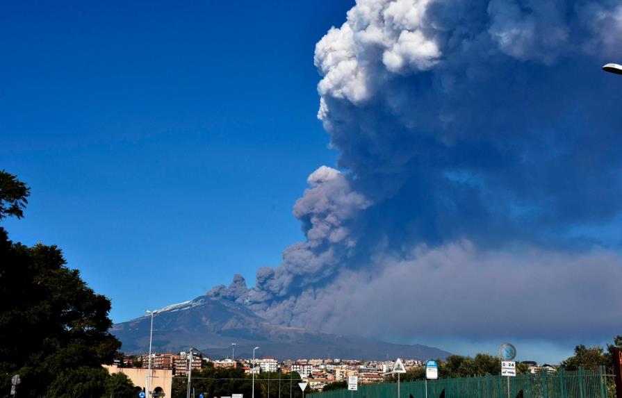 Volcán Etna en Italia despide lava y cenizas