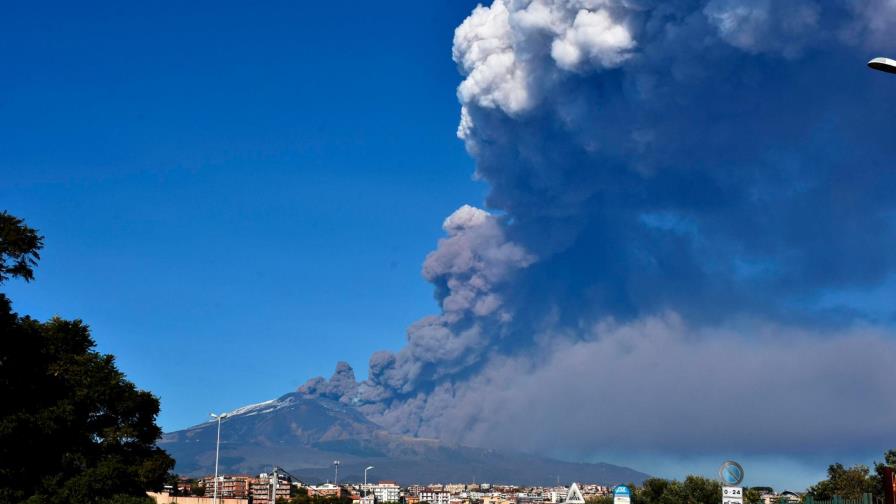 Volcán Etna en Italia despide lava y cenizas