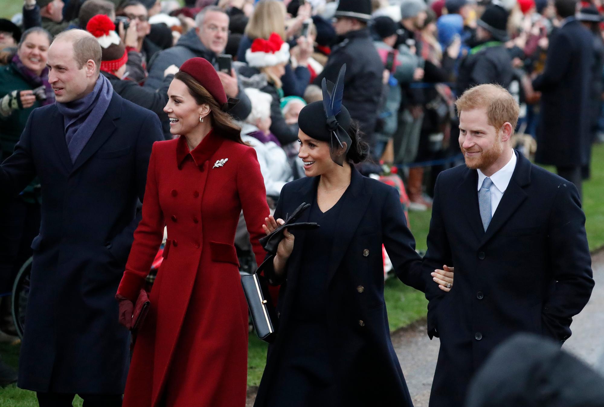 El príncipe William de Gran Bretaña, a la izquierda, Kate, la duquesa de Cambridge, la segunda izquierda, la duquesa Meghan de Sussex y el príncipe Harry, a la derecha, llegan para asistir al servicio de Navidad en la iglesia de Santa María Magdalena en Sandringham en Norfolk, Inglaterra.