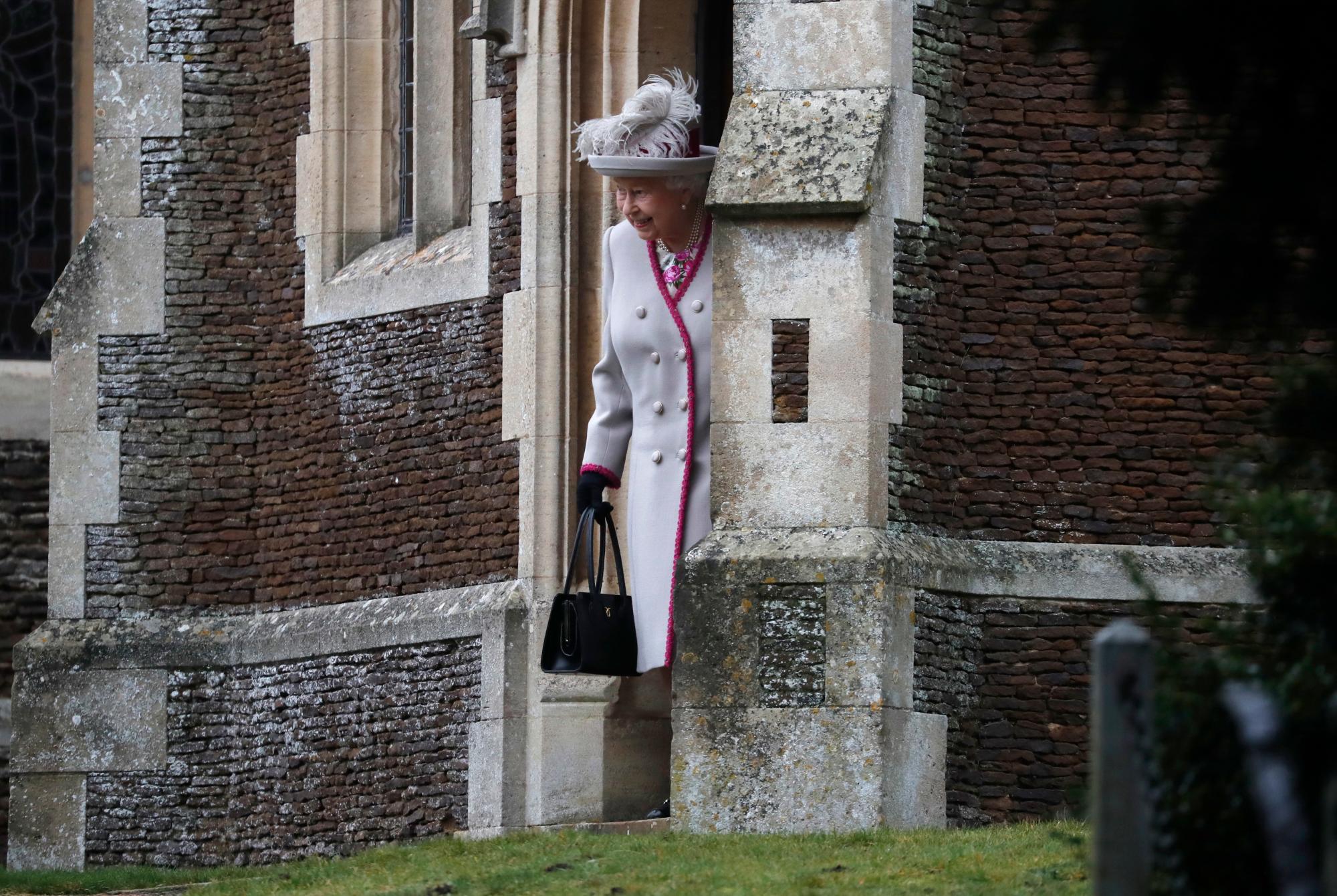 La Reina Isabel II de Gran Bretaña se va después de asistir al servicio de Navidad en la iglesia de Santa María Magdalena en Sandringham en Norfolk, Inglaterra.