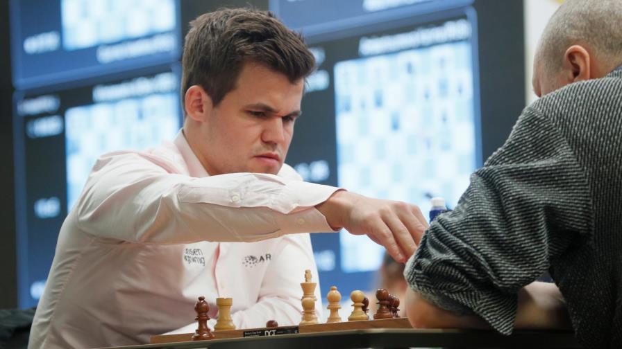 Carlsen revalidó el título mundial de ‘rapid tracing’ o ‘blitz’ Carlsen revalidó el título mundial de ‘rapid tracing’ o ‘blitz’