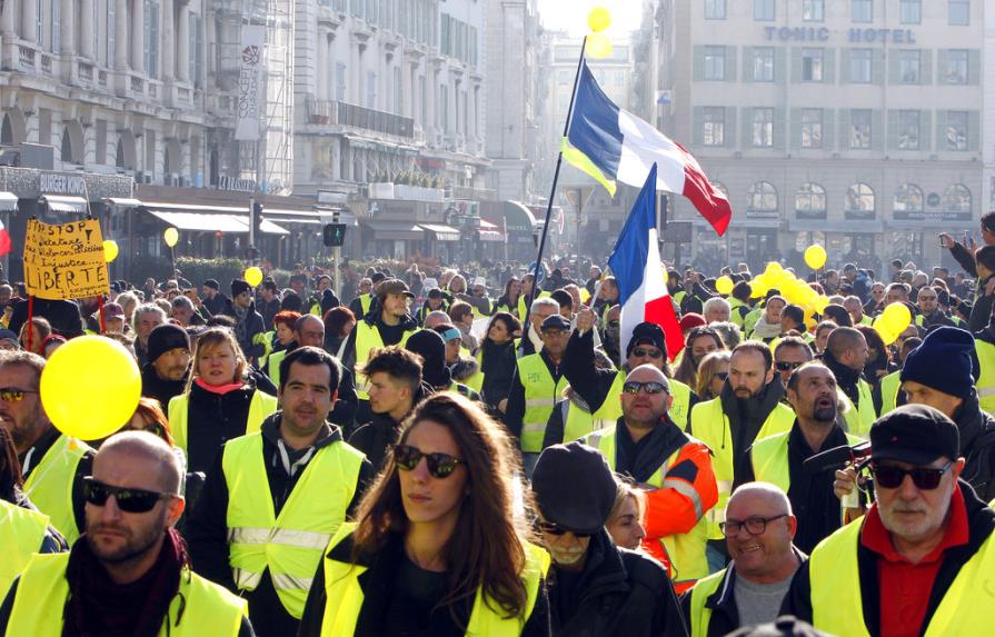 Chalecos amarillos protestan ante televisoras francesas