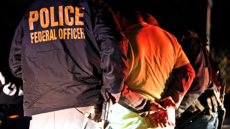 Críticas y escrutinio rodean labores de policía migratoria