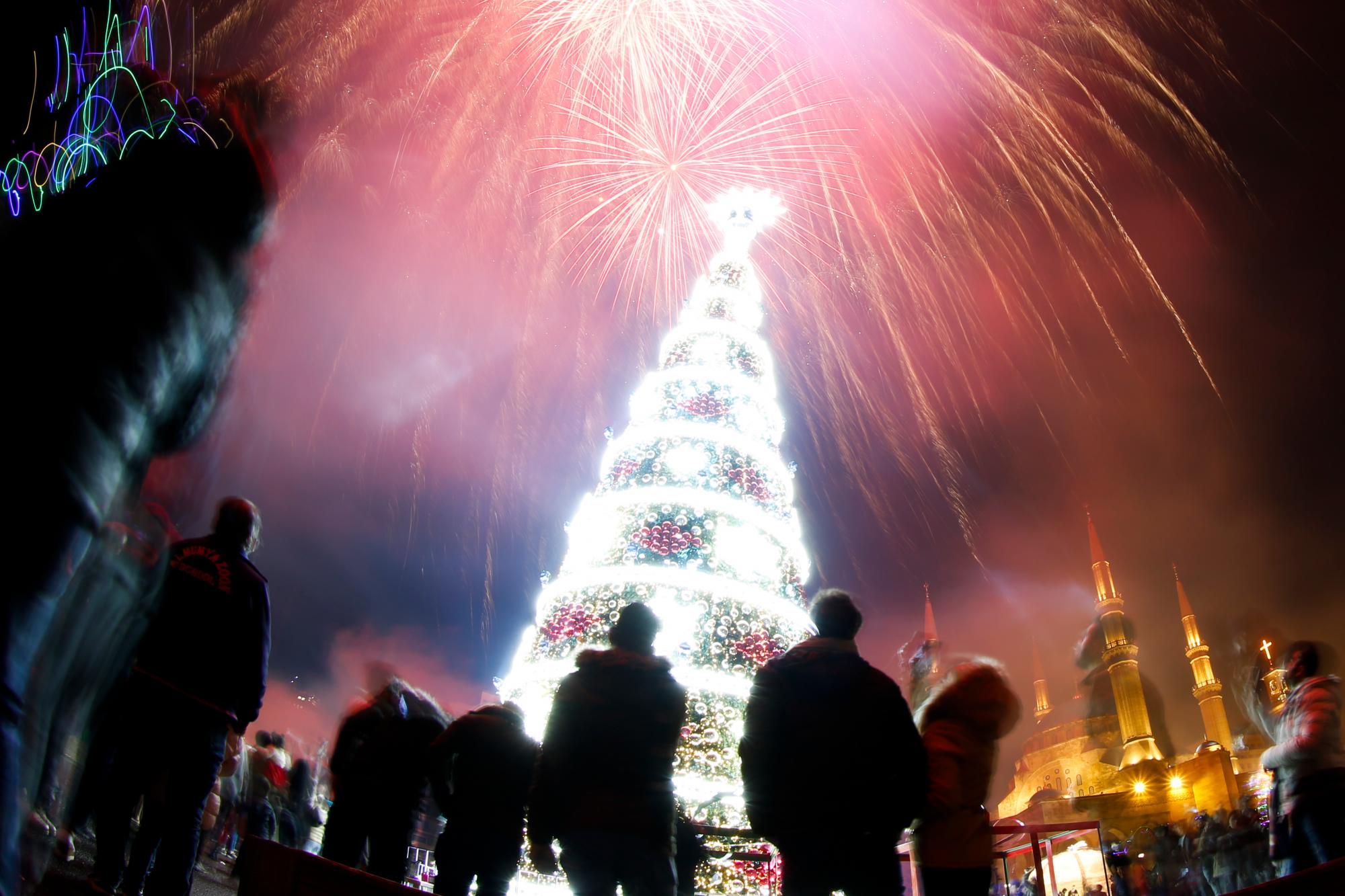 Los fuegos artificiales explotan en la Plaza de los Mártires durante el Día de Año Nuevo, en el centro de Beirut, Líbano, el martes 1 de enero de 2019. 