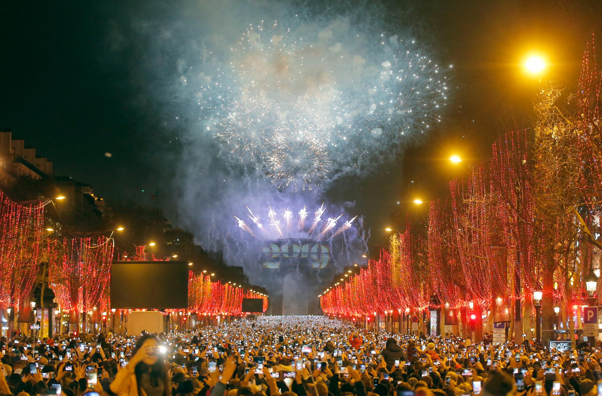 Los fuegos artificiales iluminan el cielo sobre el Arco de Triunfo durante las celebraciones del Día de Año Nuevo en los Campos Elíseos, en París, el martes 1 de enero de 2019. 