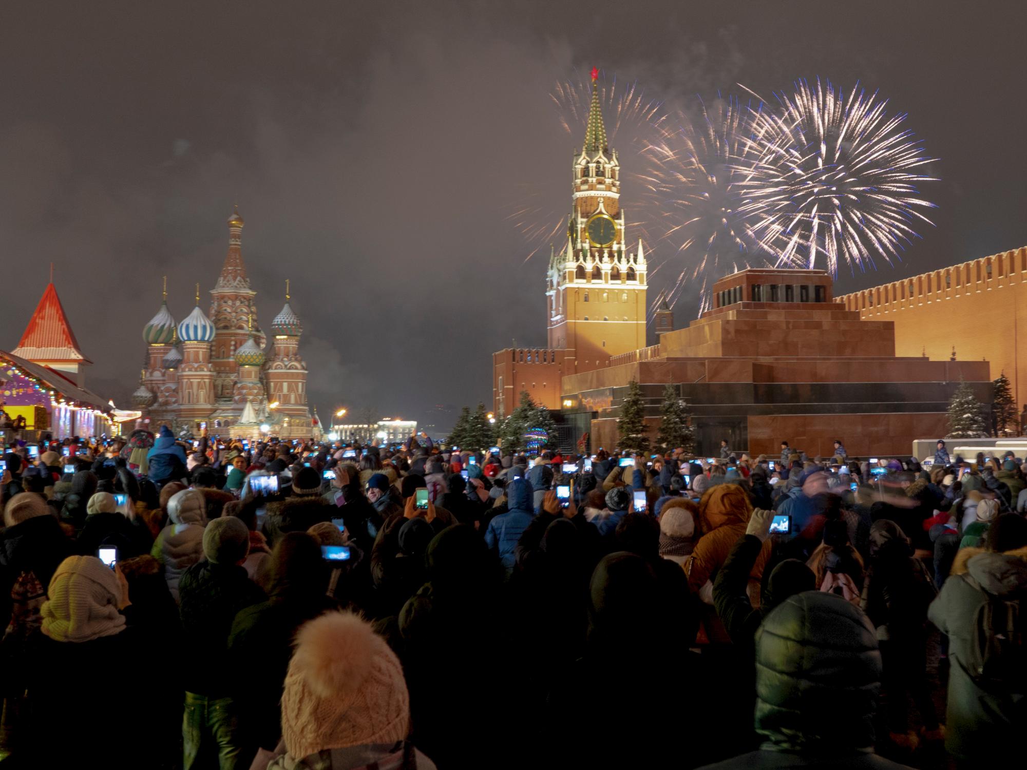 Los fuegos artificiales explotan sobre el Kremlin durante las celebraciones de Año Nuevo en la Plaza Roja con la Catedral de San Basilio, a la izquierda, y la Torre Spasskaya, a la derecha, en el fondo en Moscú, Rusia, el martes 1 de enero de 2019.