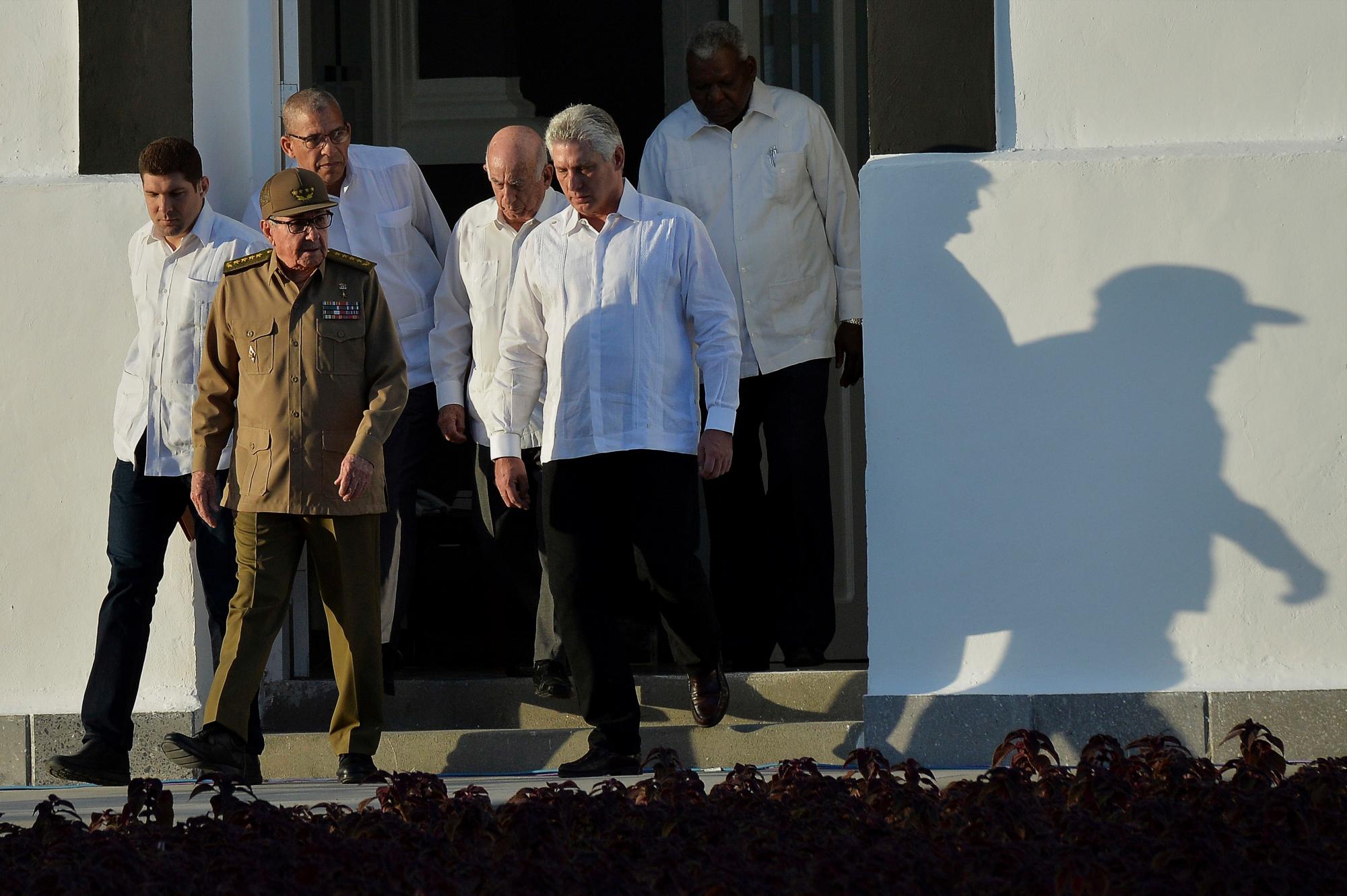 El primer secretario del Partido Comunista de Cuba, Raúl Castro, y el presidente Miguel Díaz-Canel, segundo a la izquierda, a su llegada al cementerio de Santa Ifigenia.