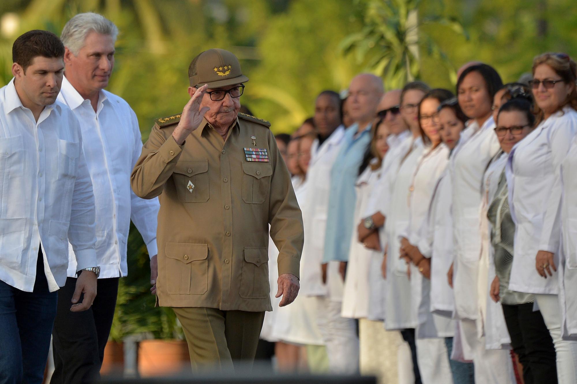  Raúl Castro, primer secretario del Partido Comunista de Cuba,  y el presidente Miguel Díaz-Canel, segundo a la izquierda, llegan al cementerio de Santa Ifigenia para conmemorar el 60 aniversario de la revolución en Santiago de Cuba.