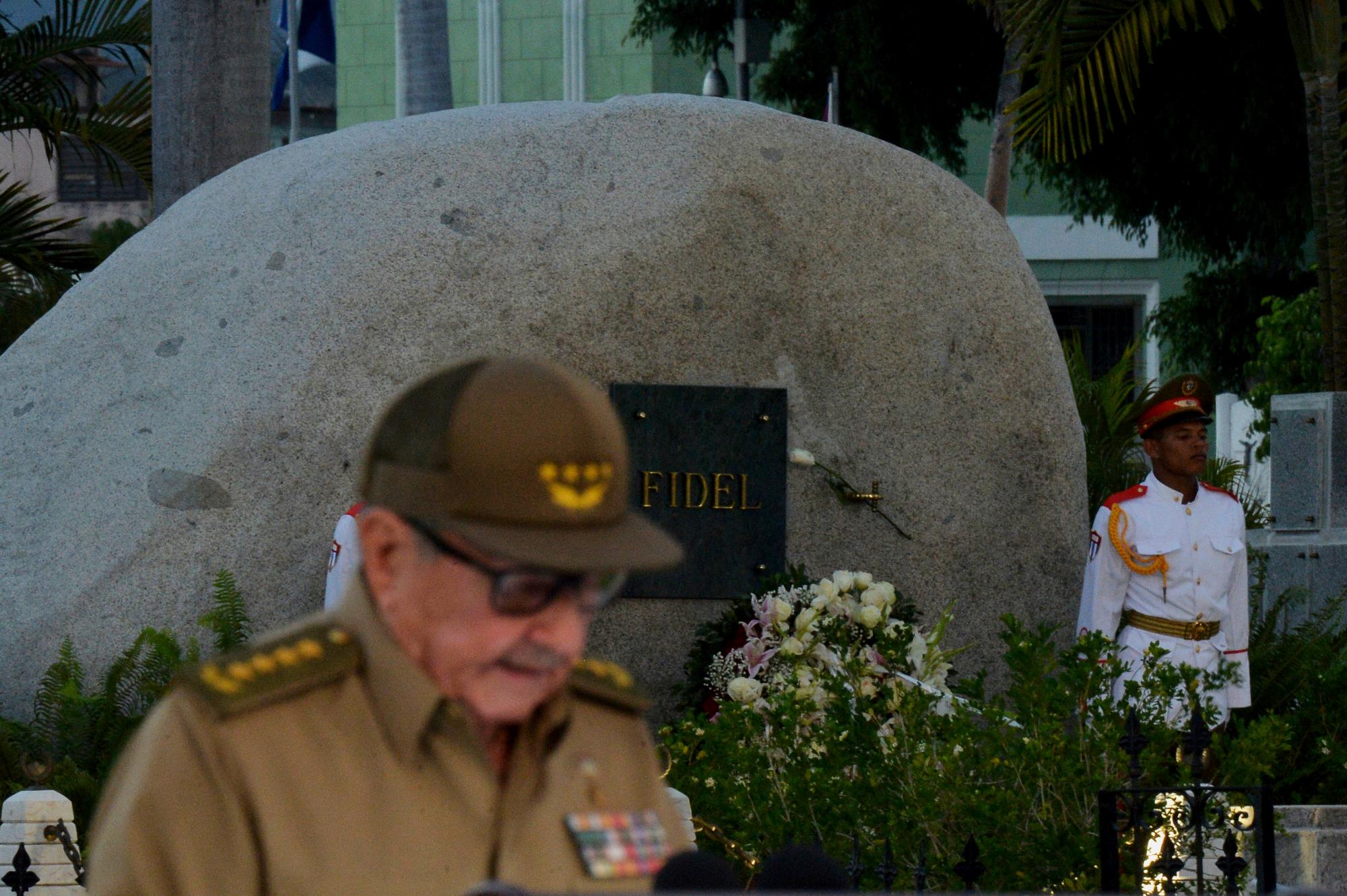 El primer secretario del Partido Comunista de Cuba, Raúl Castro, pronuncia un discurso durante la celebración del 60 aniversario de la revolución cubana frente a la tumba del líder cubano Fidel Castro en el cementerio de Santa Ifigenia en Santiago de Cuba.
