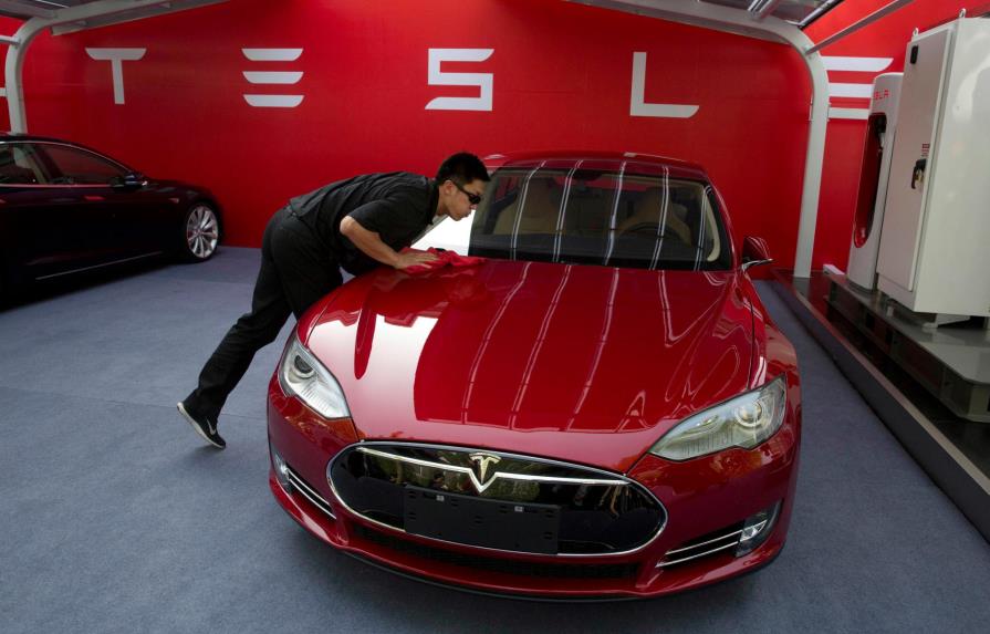 Tesla confirma Larry Ellison tiene US$1 mil millones en acciones