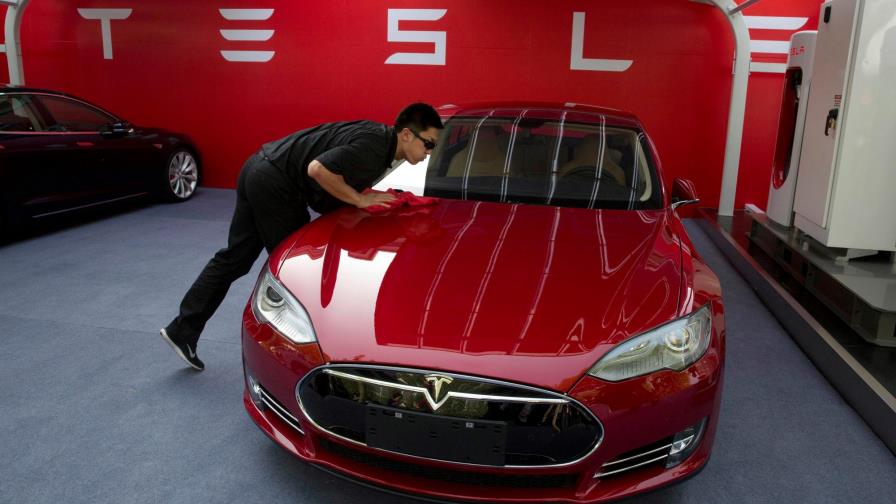 Tesla confirma Larry Ellison tiene US$1 mil millones en acciones