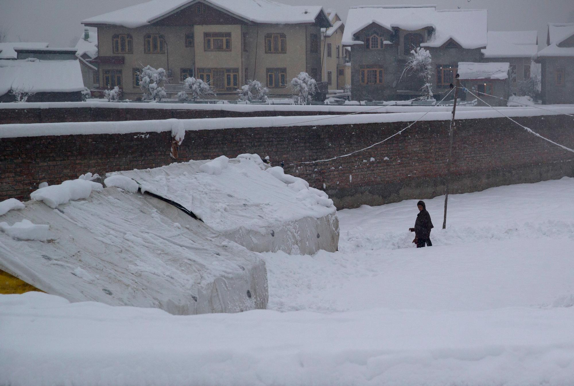 Un niño nómada de Cachemira camina hacia su refugio cubierto de nieve mientras nieva en las afueras de Srinagar, Cachemira controlada por los indios, sábado 5 de enero de 2019. La región de Cachemira ha estado experimentando nieve durante algunos días, lo que ha provocado la interrupción del tráfico aéreo y la carretera. entre Srinagar y Jammu, las capitales de verano e invierno del estado problemático de la India.