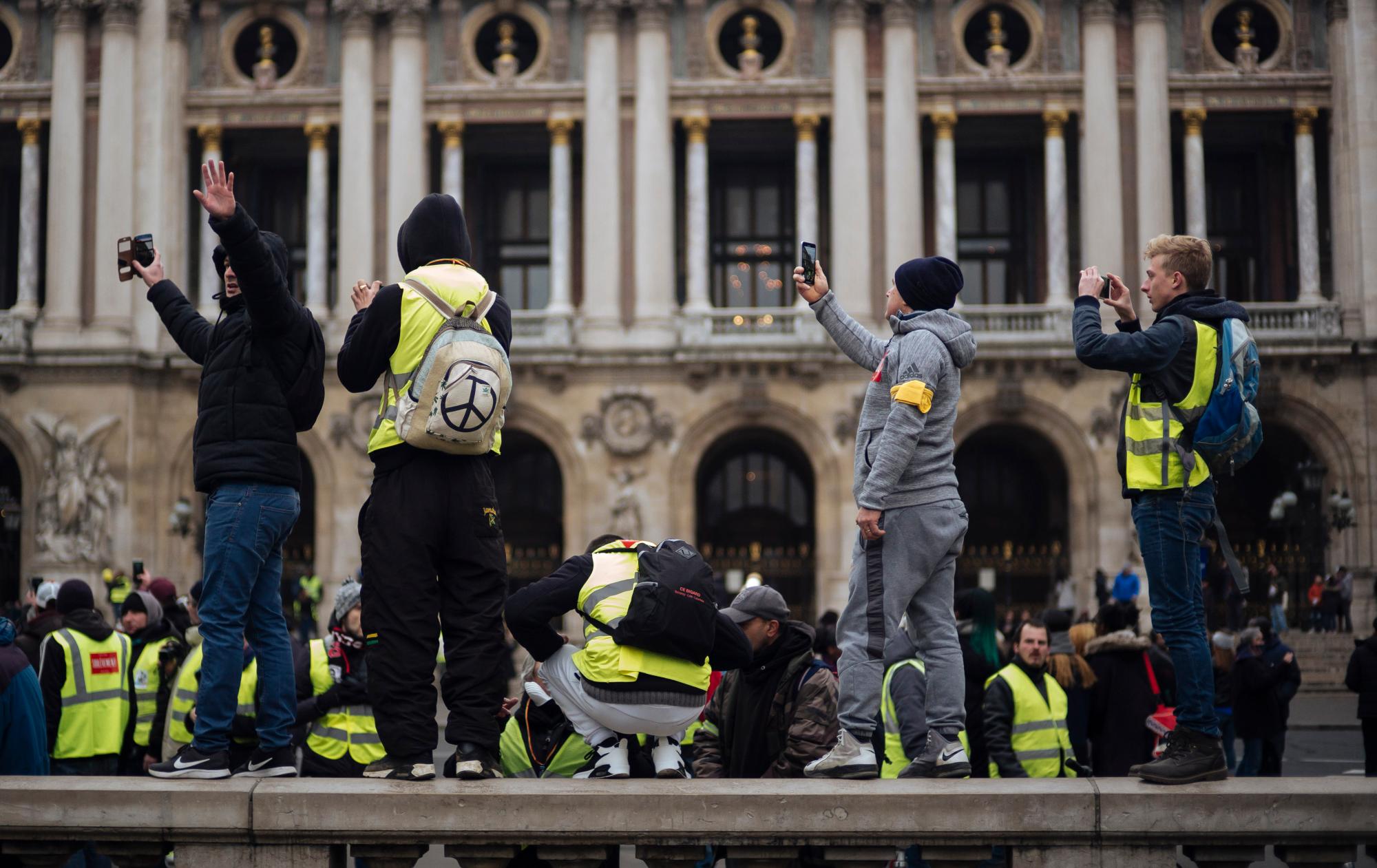 Los manifestantes que usan chalecos amarillos toman imágenes con sus teléfonos móviles durante una marcha en París, el sábado 5 de enero de 2019. Cientos de manifestantes intentaban dar nueva vida al movimiento de chalecos amarillos aparentemente francés de Francia con marchas en París y reuniones en otras ciudades.