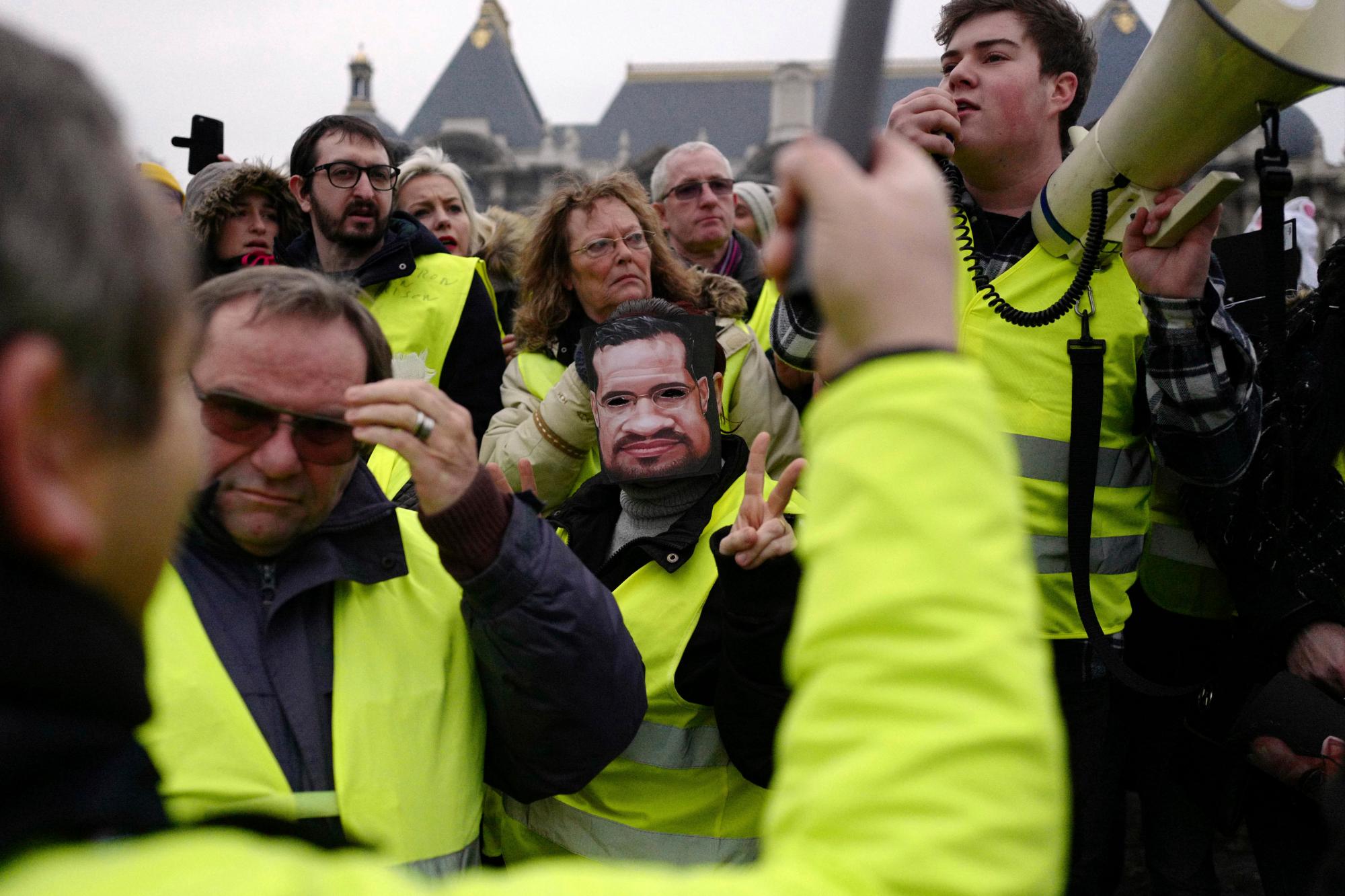 Un manifestante usa una máscara del ex asistente de seguridad del presidente Macron, Alexandre Benalla, en Lille, en el norte de Francia, el sábado 5 de enero de 2019. Cientos de manifestantes intentaban dar nueva vida al movimiento francés de chaleco aparentemente francés que había desaparecido, con marchas en París y reuniones. en otras ciudades, pero los números aparecieron en su primera demostración del nuevo año.
