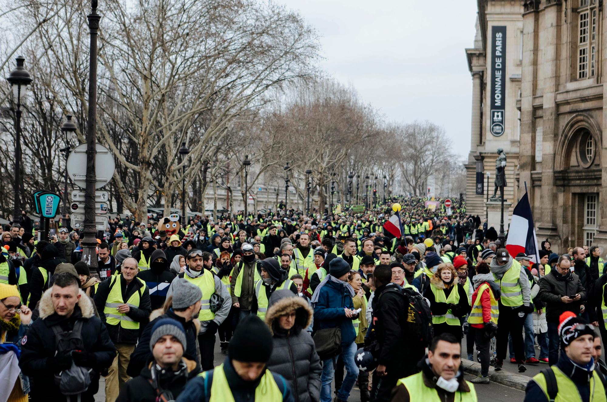 Los manifestantes vistiendo chalecos amarillos marchan durante una protesta en París, el sábado 5 de enero de 2019. Cientos de manifestantes intentaban dar nueva vida al movimiento de chalecos amarillos aparentemente menguantes de Francia con marchas en París y reuniones en otras ciudades.