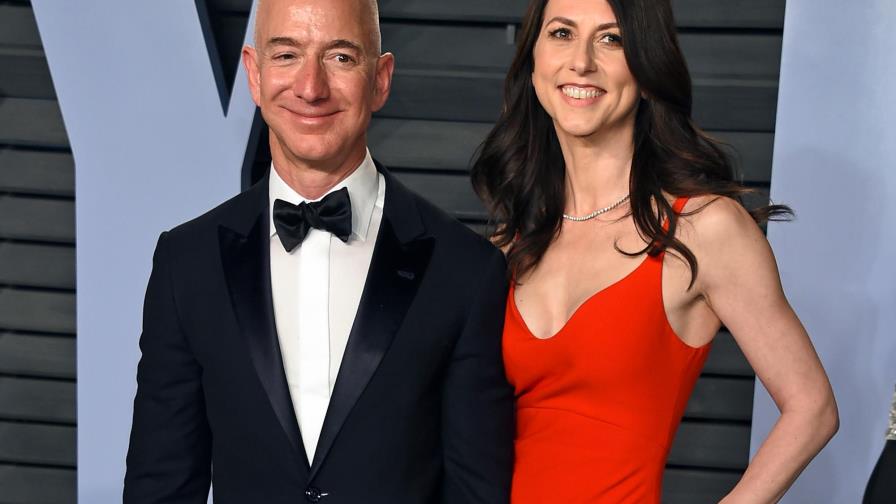 Fundador de Amazon Jeff Bezos y su esposa anuncian divorcio