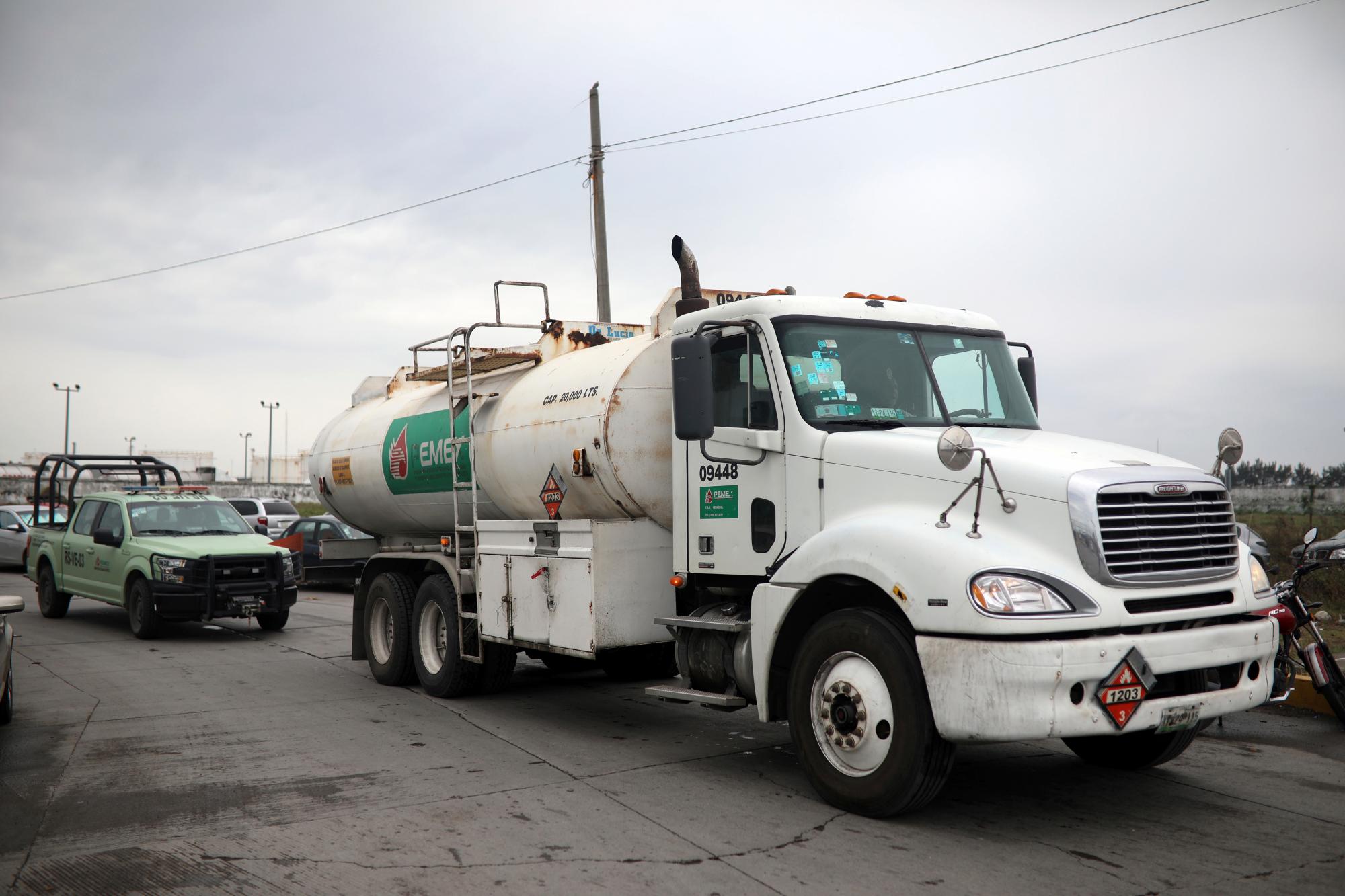 Una camioneta de seguridad de Pemex sigue a un camión cisterna lleno de gasolina que se dirige a las zonas que sufren desabasto de combustible, en Veracruz, México, el miércoles 9 de enero de 2019.