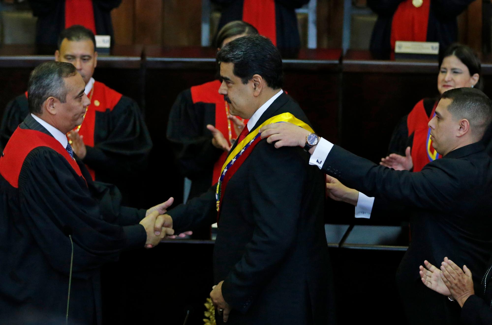 El presidente de Venezuela, Nicolás Maduro, en el centro, el presidente de la Corte Suprema, Maikel Moreno, la banda presidencial y el jurado de Caracas, Venezuela, el jueves 10 de enero de 2019.