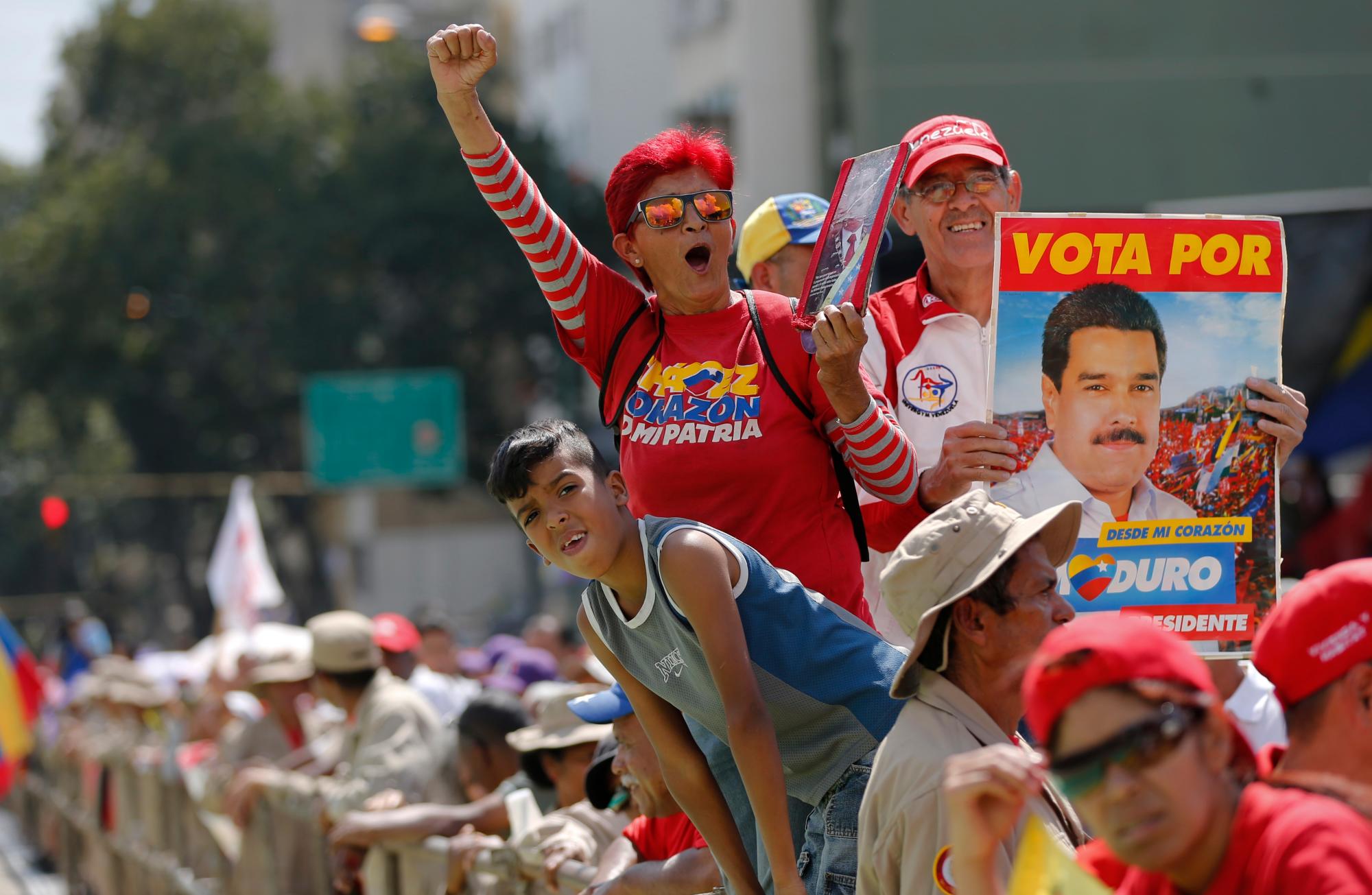 Los partidarios del presidente de Venezuela, Nicolás Maduro, aclaman ante la Corte Suprema donde toma juramento por un segundo mandato en Caracas, Venezuela, jueves 10 de enero de 2019. Maduro prestó juramento por otro mandato de seis años en medio de llamamientos internacionales para que lo haga. Renunciar y una crisis económica devastadora.