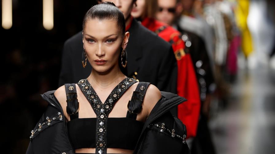 Versace: correas, cuero e irreverencia en Milán