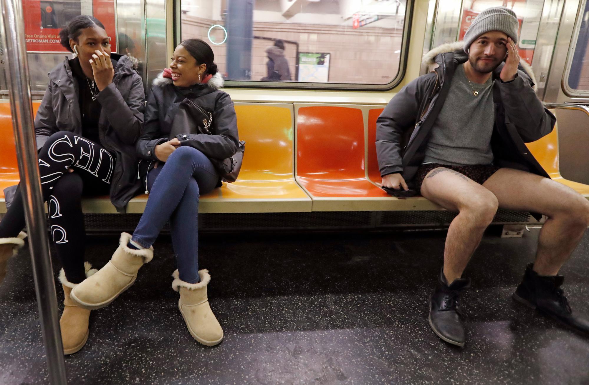 No importa el frío para sumarse a la iniciativa “No Pants Subway Ride”
