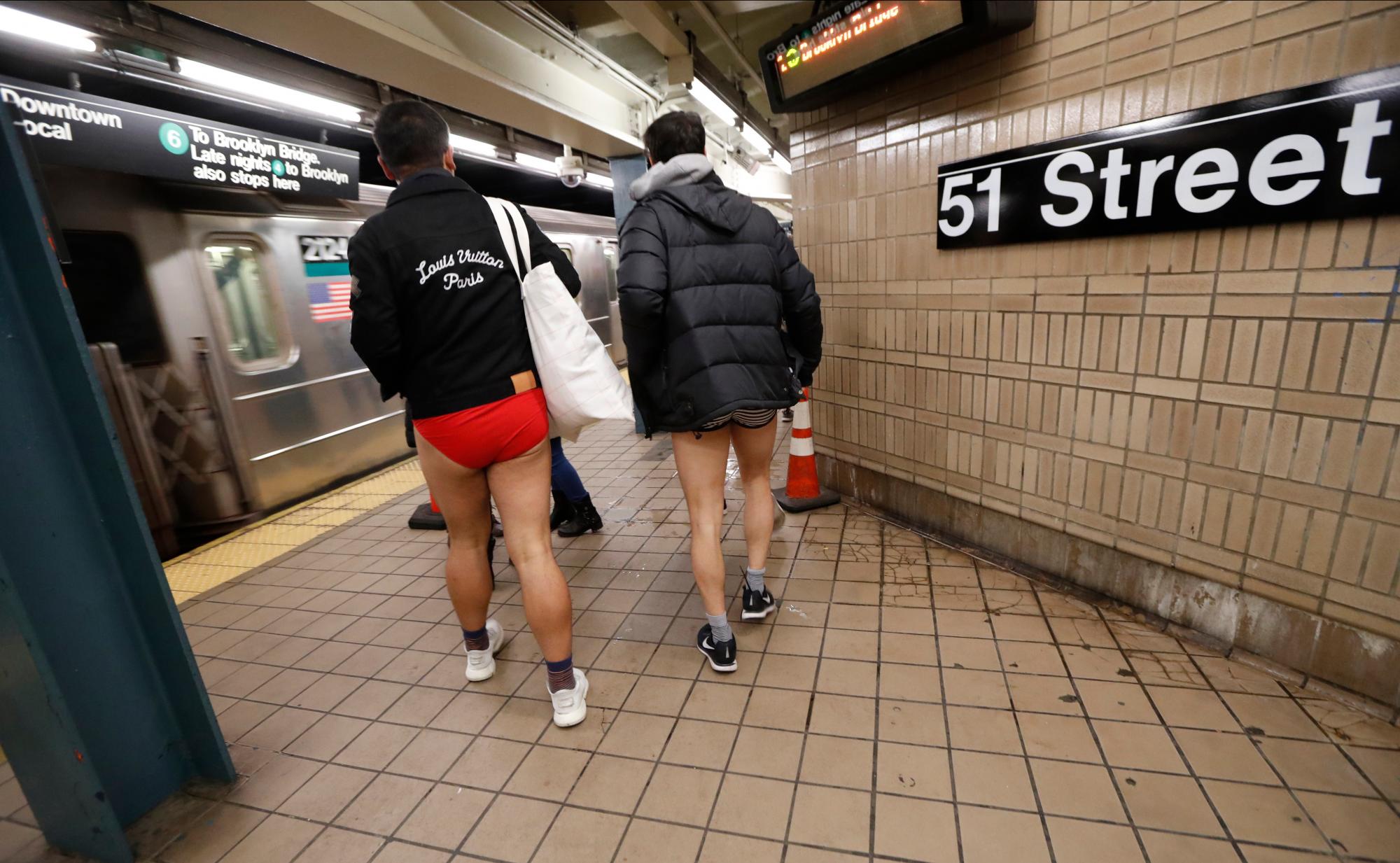 Los participantes en la 18va transferencia anual en metro de Sin Pantalones entre trenes en la estación de metro de 51st Street, en Nueva York.