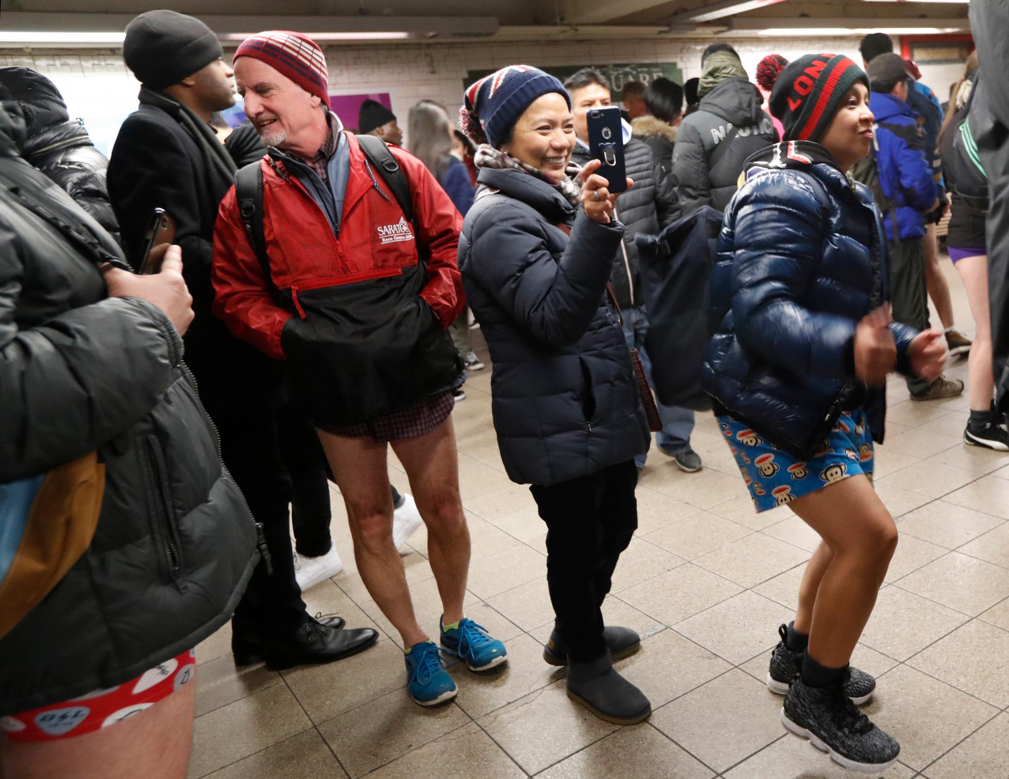 Los participantes en el 18º viaje anual en metro de No Pants llegan a la 14th Street Station, en Nueva York. El evento, que comenzó en Nueva York pero se realizó en varias ciudades del mundo.