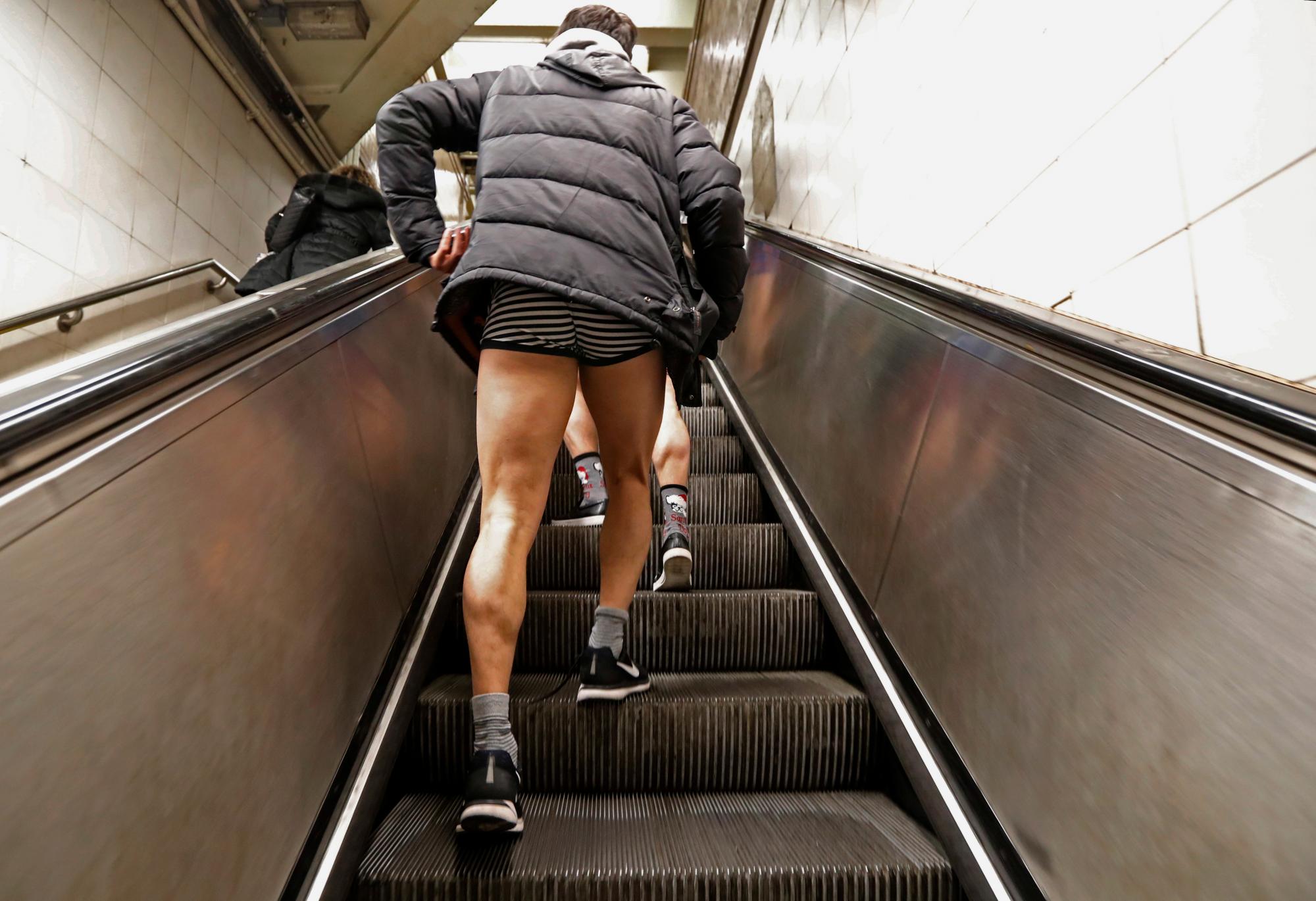 Un hombre sube a una escalera mecánica mientras transfiere trenes durante la 18a. Excursión anual en el metro de No Pants en Nueva York. La broma sin pantalón comenzó en Nueva York, pero ahora se realiza en varias ciudades de todo el mundo. 
