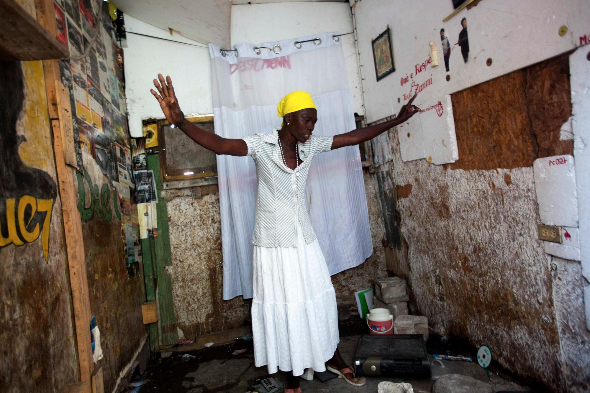 Marie Lourdes Corestan se pregunta el 6 de diciembre del 2018 cómo harán para sobrevivir ella y tres hijos ahora que no está su hijo mayor Edaud-Pierre, de 24 años, quien fue asesinado por presuntos pandilleros.