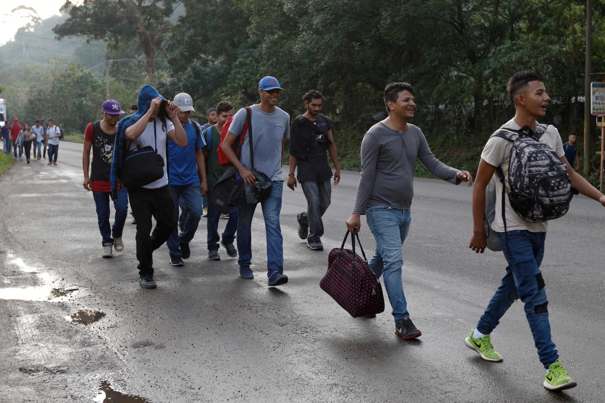 Los migrantes que se dirigen a los Estados Unidos caminan a lo largo de la carretera al salir de Cofradia, Honduras, el martes 15 de enero de 2019. El lunes por la noche, otra caravana de migrantes centroamericanos partió de Honduras durante la noche para buscar llegar a la frontera de los Estados Unidos en  la misma ruta seguida por miles en al menos tres caravanas el año pasado.
