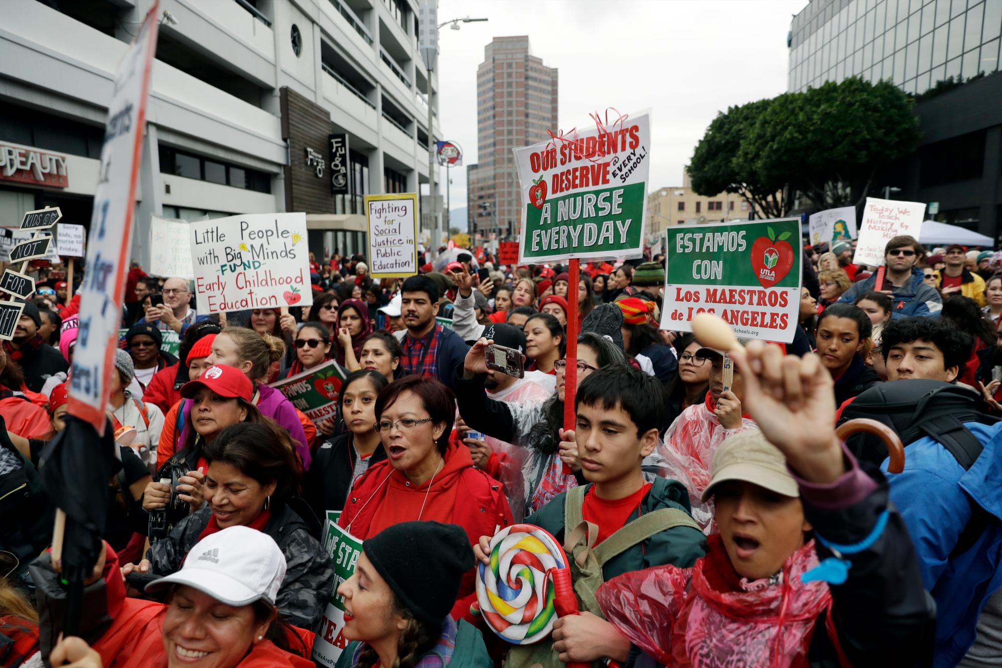 Los manifestantes se reúnen durante un mitin de maestros el martes, 15 de enero de 2019, en Los Ángeles. Los maestros en el enorme Distrito Escolar Unificado de Los Ángeles caminaron de nuevo en piquetes el martes, mientras los administradores les pedían que regresaran a las aulas y que su sindicato volviera a la mesa de negociaciones.