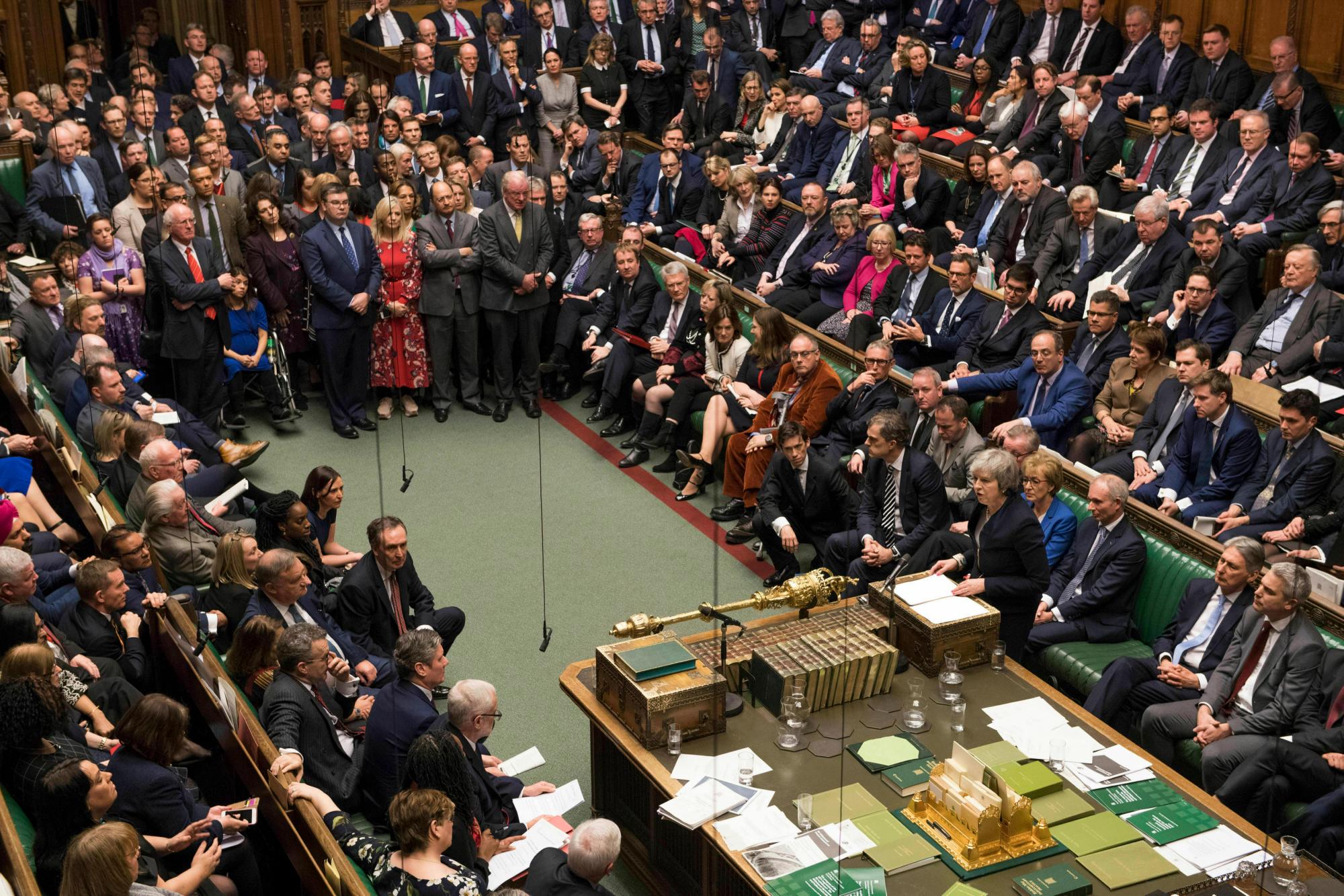 En esta imagen emitida por la Cámara de los Comunes del Trabajo, el líder Jeremy Corbyn habla en la Cámara de los Comunes en Londres después de que el Primer Ministro británico Theresa May perdió una votación sobre su plan Brexit el 15 de enero de 2019. Los legisladores británicos rechazaron el Brexit del Primer Ministro Theresa May Trato por un gran margen, sumiendo a la política del Reino Unido en una crisis 10 semanas antes de que el país salga de la Unión Europea. La Cámara de los Comunes votó 432 -202 el martes en contra del acuerdo alcanzado entre el gobierno británico y la UE en noviembre